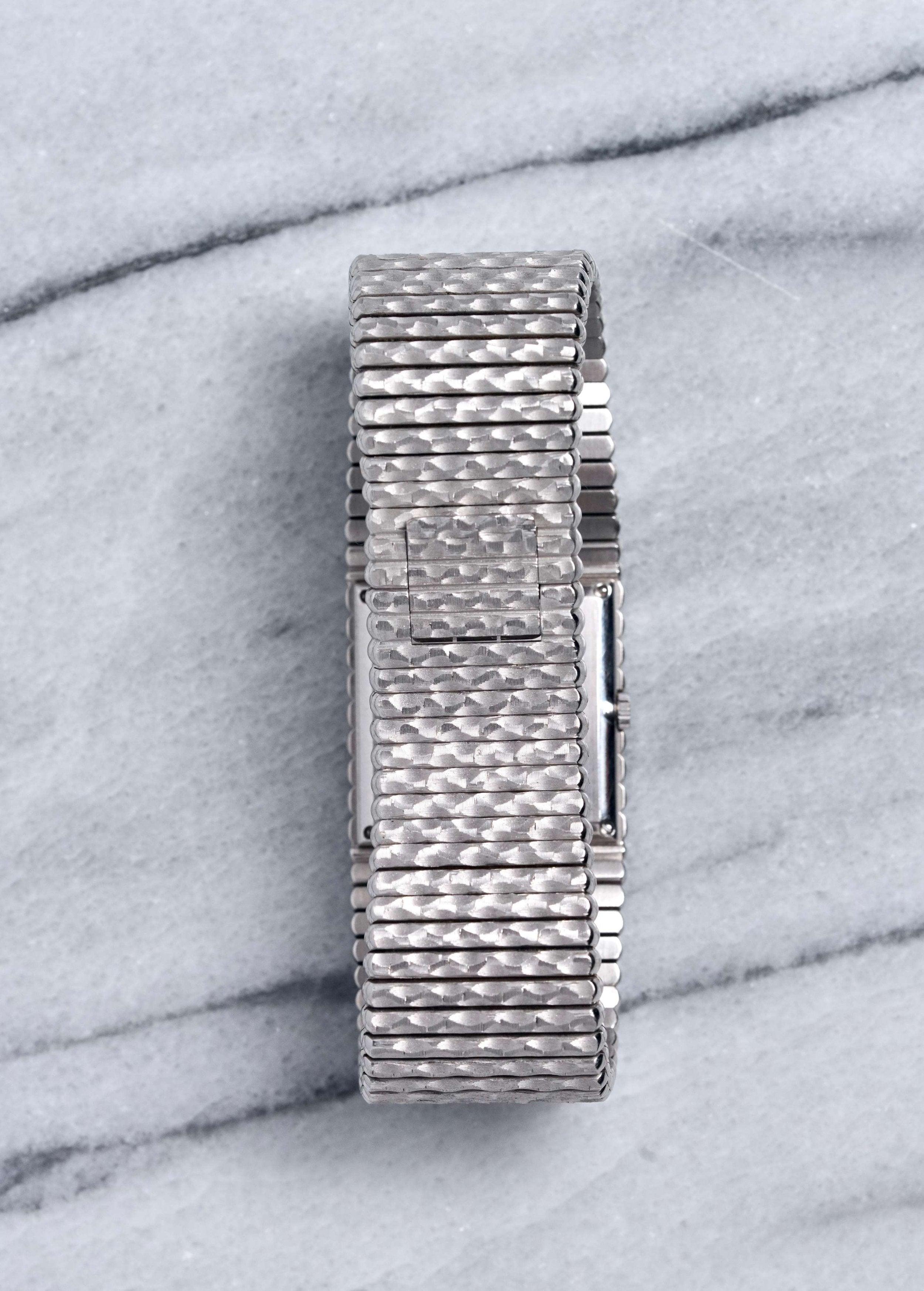 Hier ist eine Vintage Piaget Emperor Referenz 9131 aus 18 Karat Weißgold mit Diamantpavé-Zifferblatt und Handaufzug aus den 1980er Jahren. Hält die Zeit gut ein und ist voll funktionsfähig. Die Abmessungen umfassen eine Größe von 33 mm. Integriertes