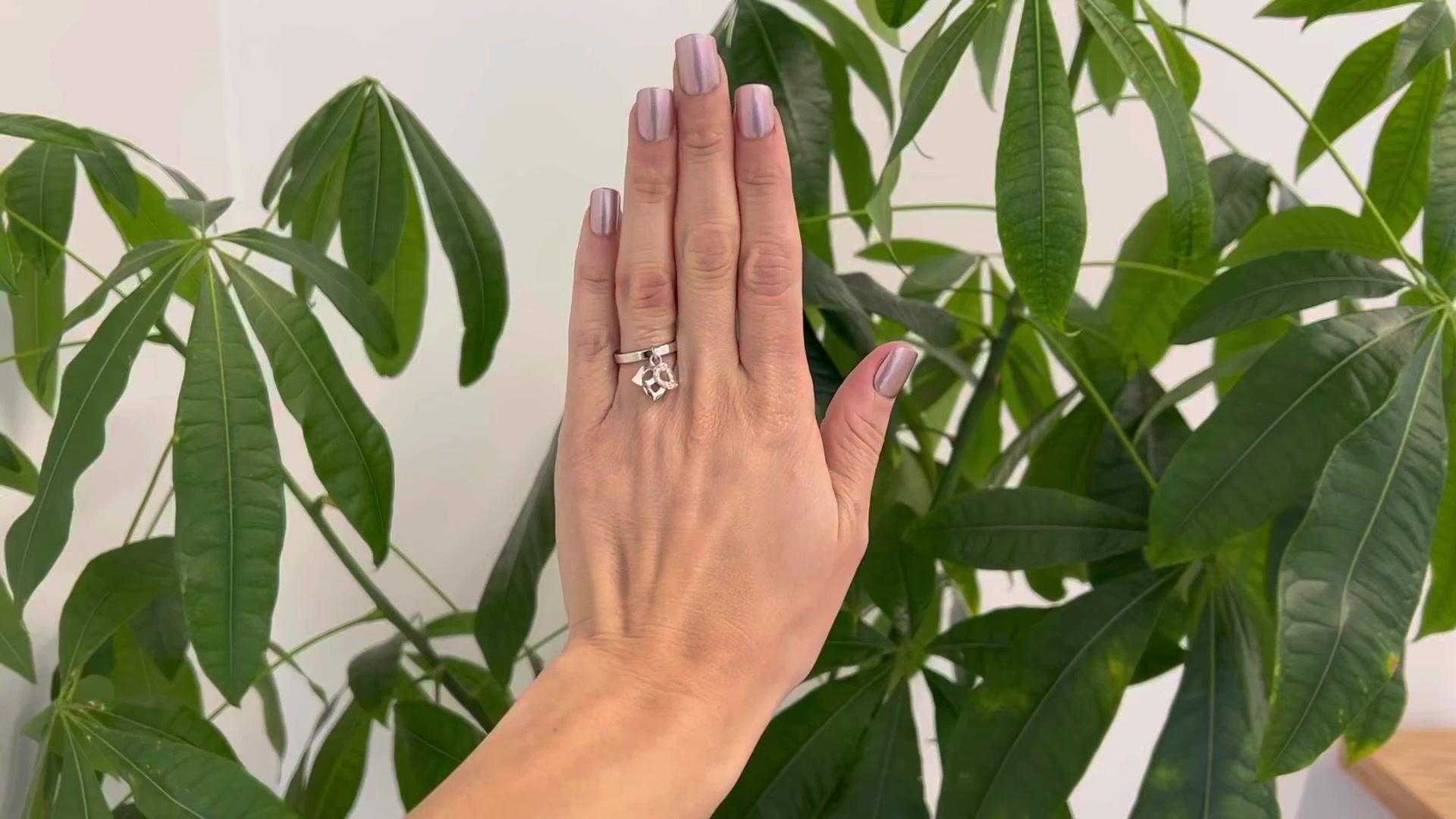 Ein Piaget Floral Charm Diamond 18 Karat Weißgold Ring. Mit 11 runden Diamanten im Brillantschliff mit einem Gesamtgewicht von ca. 0,11 Karat, eingestuft als farblos, Reinheit VS. Gefertigt aus 18 Karat Weißgold, signiert Piaget mit