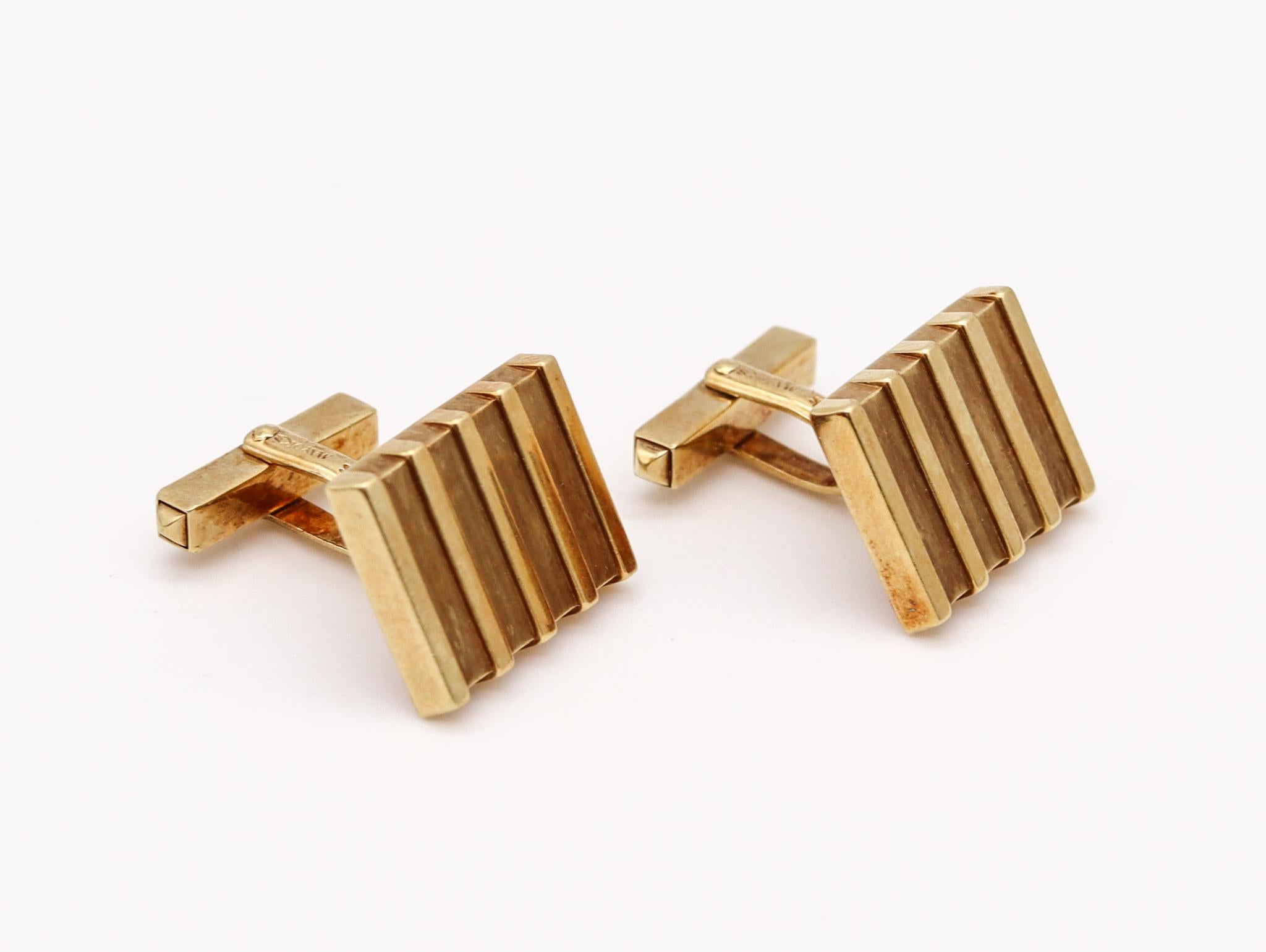 Pair of Cufflinks made by Piaget for Mayors.

Elegant and sleek pair of cufflinks, created by Paget for Mayors jewelers, back in the 1980. These pair has been crafted with geometric patterns in solid yellow gold of 18 karats with backs in 14 karats