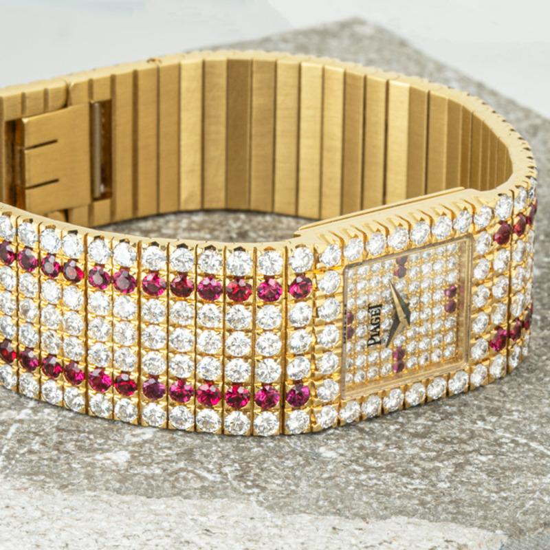 Reloj de pulsera de cuarzo Piaget engastado con diamantes y rubíes en venta 7