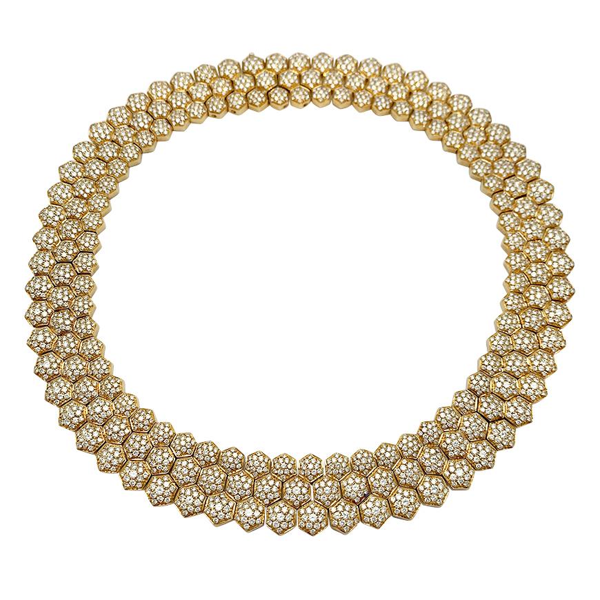 A 18K yellow gold High Jewelry Piaget short necklace, made with 177 diamonds paved honeycomb links.
Invisible closing system clasp.
Gold Weight : 187,1 grams.
Diamond weight : About 23 carats
Circa 1996