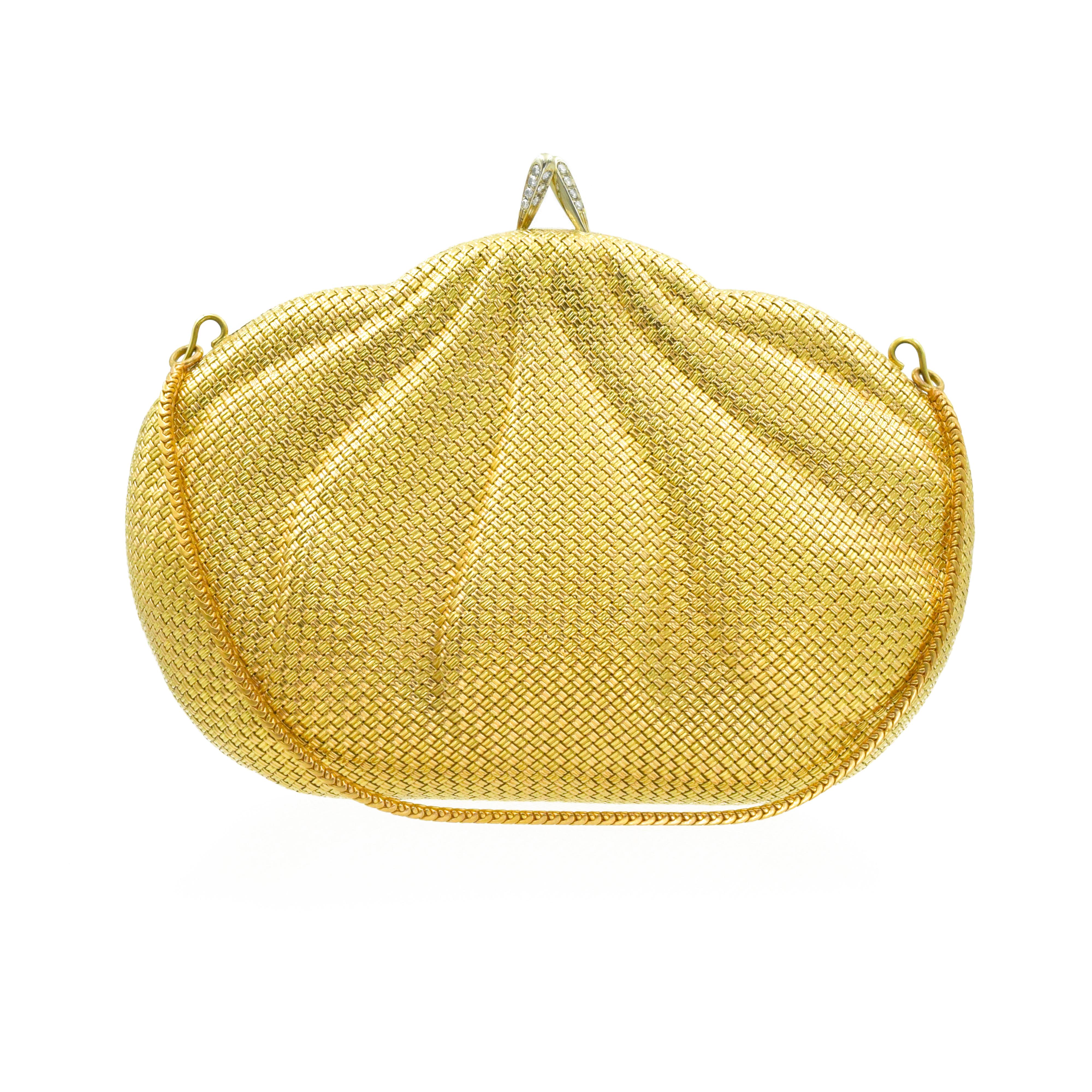  Yellow Gold and diamond evening bag, a comb and a powder compact The evening bag of basket weave design, with a brilliant- cut diamond clasp, 
The purse is measuring approximately 155 x 100 x 60mm, with maker's mark and the  with a comb is