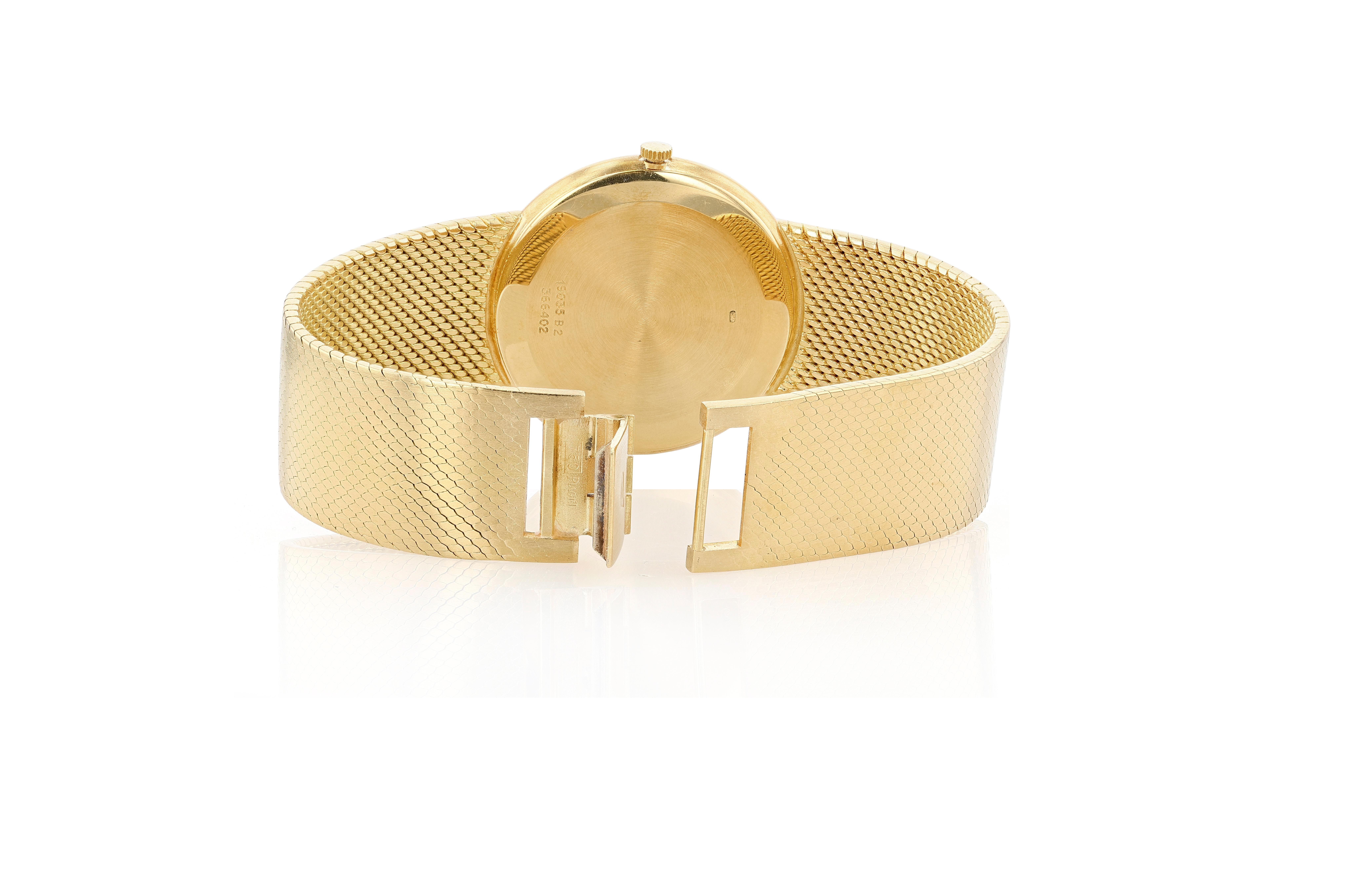 Une montre-bracelet à quartz Piaget très attrayante et représentative de la fin des années 1980. Comme cela était très courant à cette époque, la montre-bracelet à quartz extrêmement fine est montée sur un bracelet intégré en or non réglable, d'une