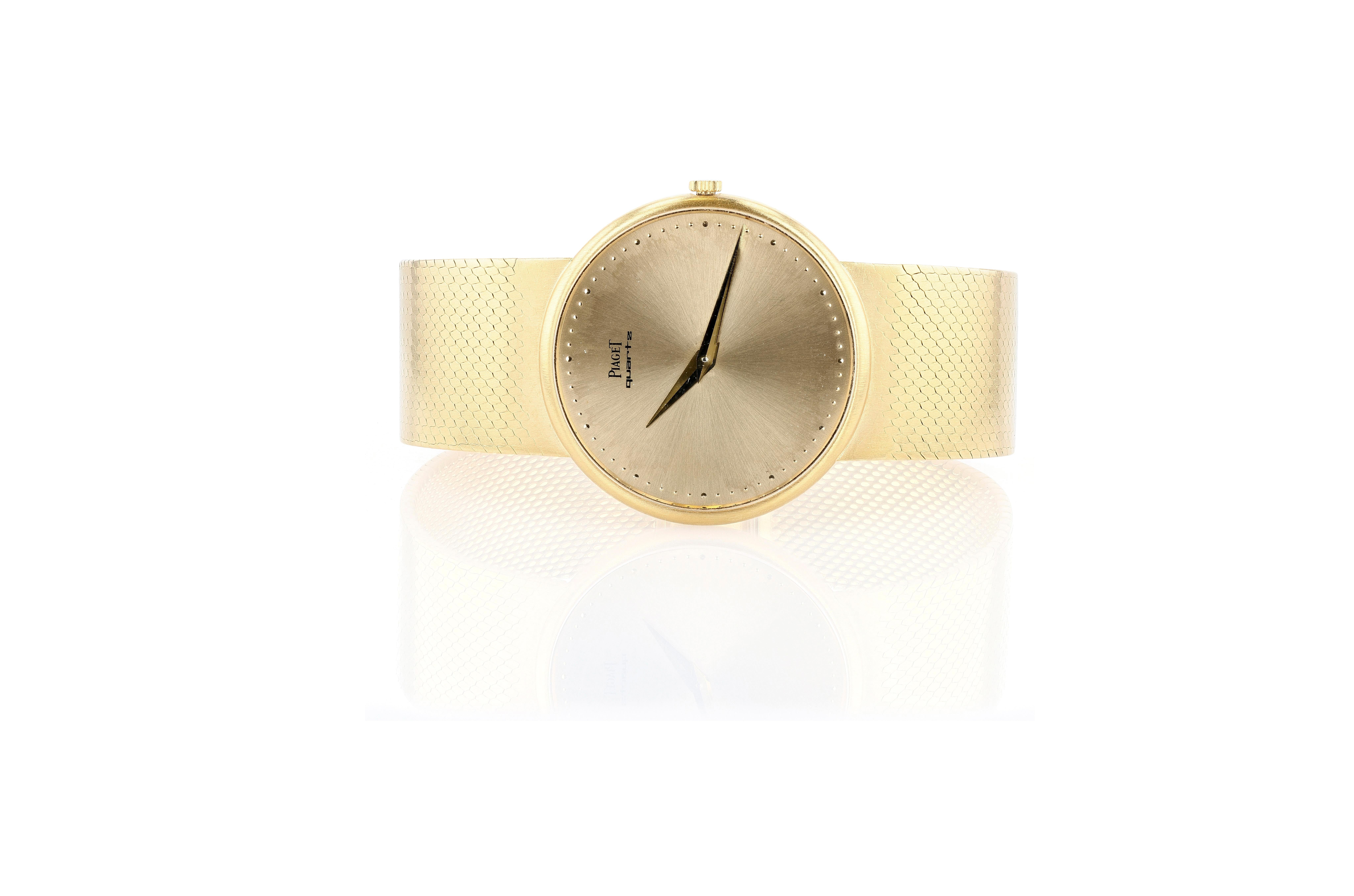 Montre-bracelet à quartz avec bracelet intégré en or Piaget Bon état - En vente à Princeton, NJ