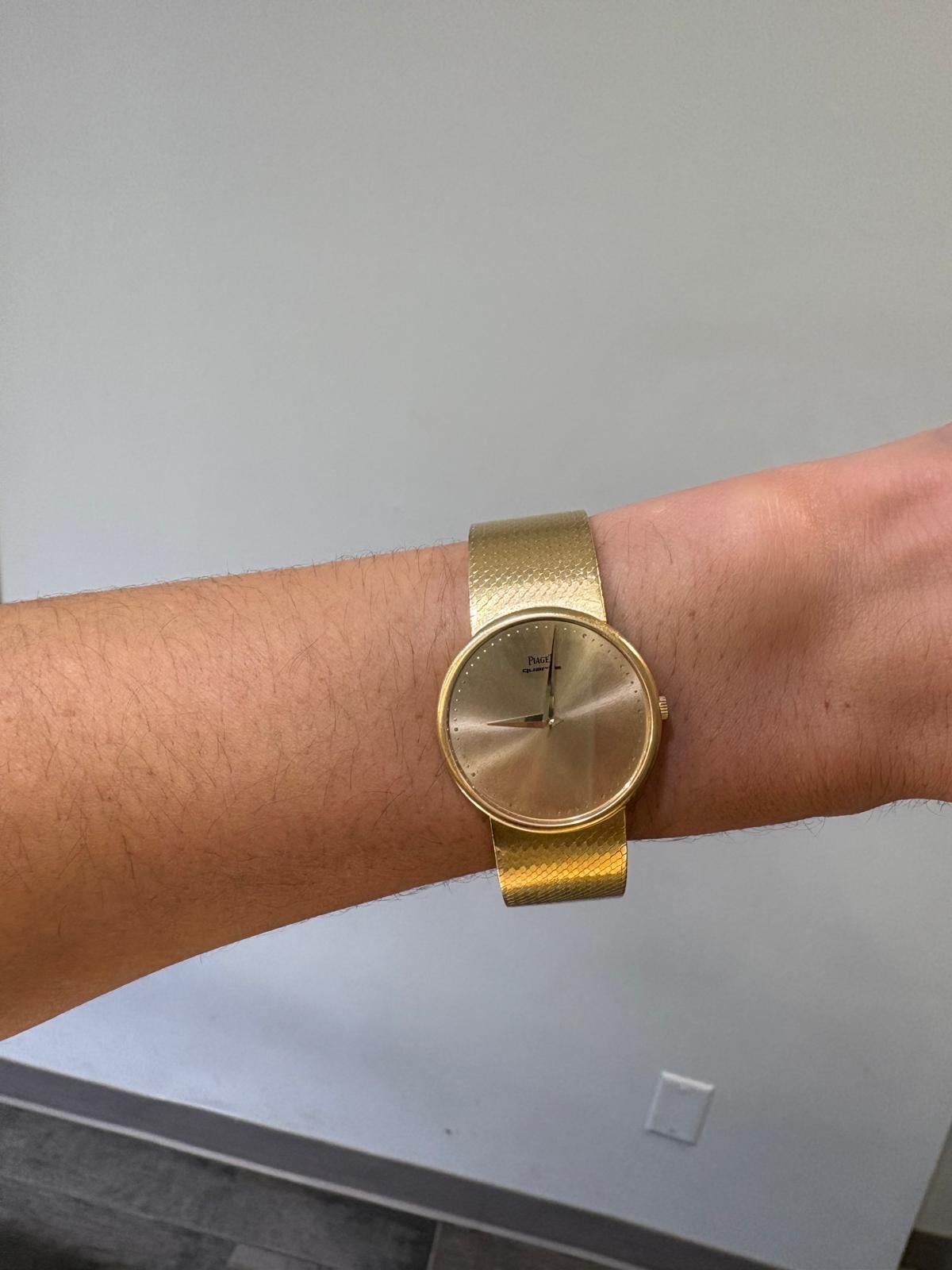 Montre-bracelet à quartz avec bracelet intégré en or Piaget en vente 2