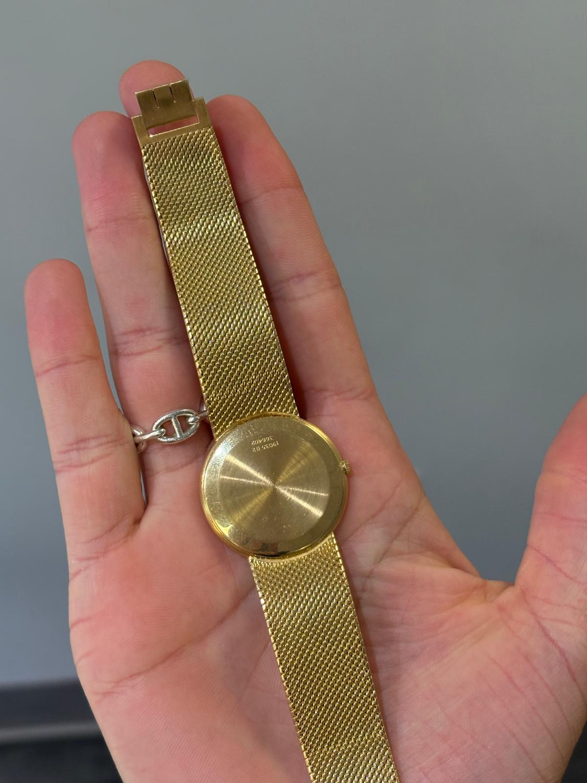 Montre-bracelet à quartz avec bracelet intégré en or Piaget en vente 3