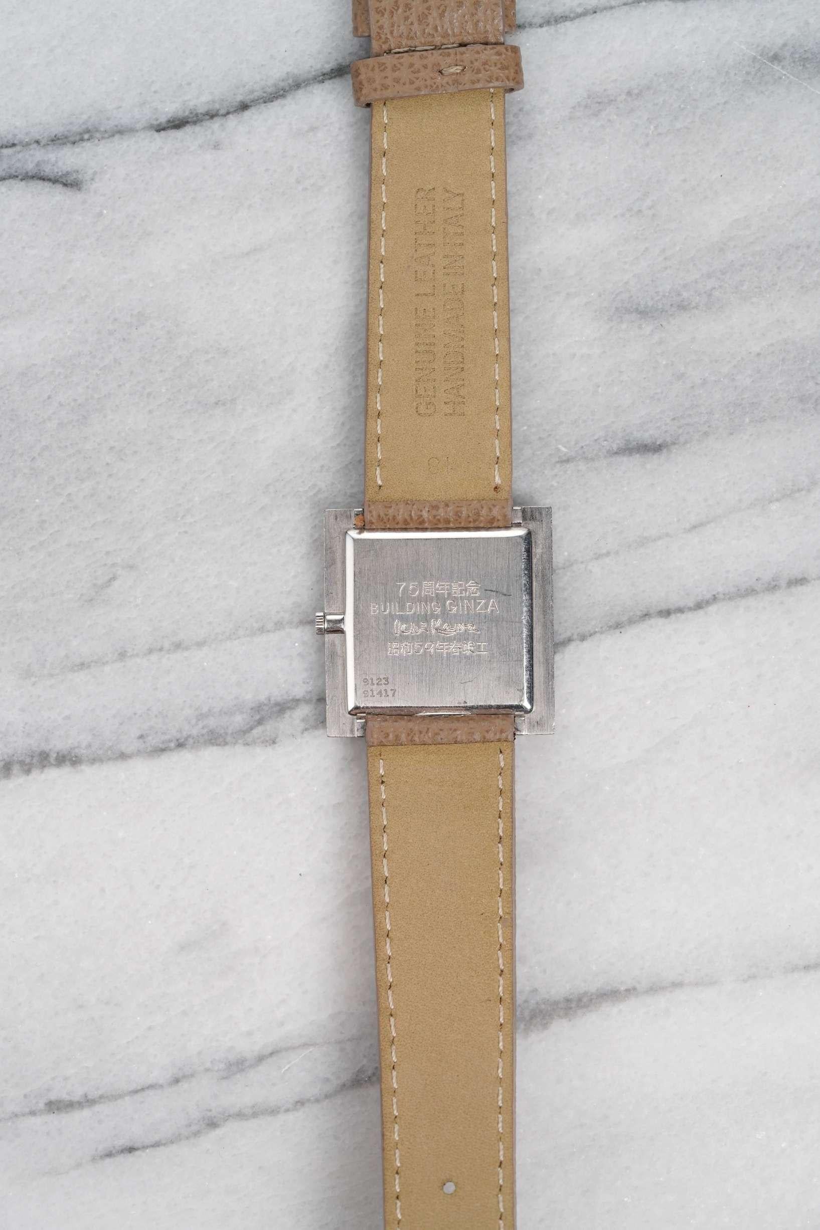 Aquí tienes un tanque Piaget vintage de cuerda manual de oro blanco de 18 quilates con esfera y bisel plateados de los años setenta. Mantiene la hora y es totalmente funcional. Las medidas incluyen un tamaño de caja cuadrado de 25 mm y una anchura