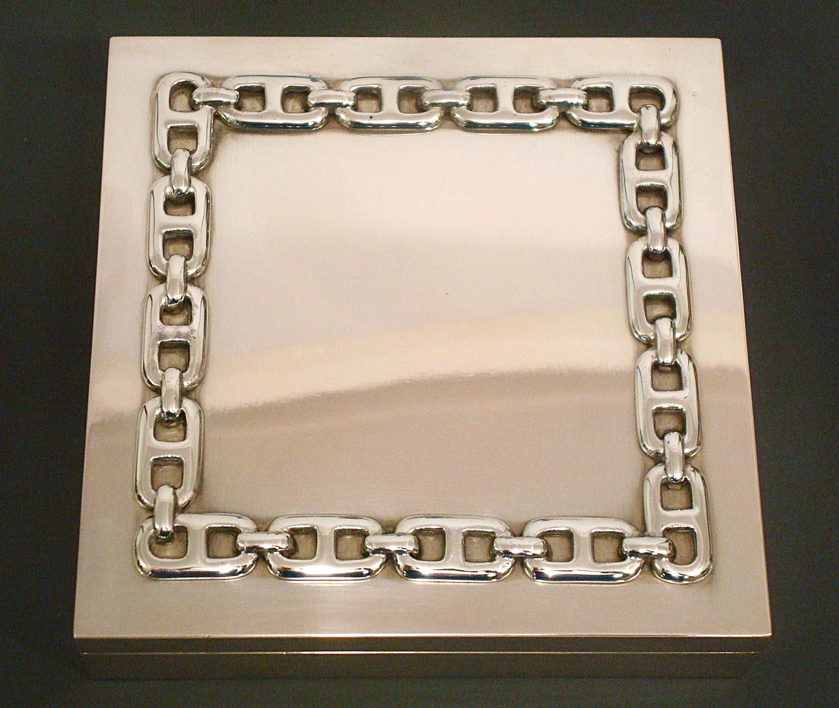 Piaget Italy Silver Rare Jewelry Box.
Scatola decorativa Piaget d'epoca anni '70
Piaget in argento firmato. Impresso sul bordo della cornice: Piaget - 800 - 309 Fi. 
Eleganza di Piaget Silver Desk Box.

Dal 1995 siamo specializzati nella vendita di