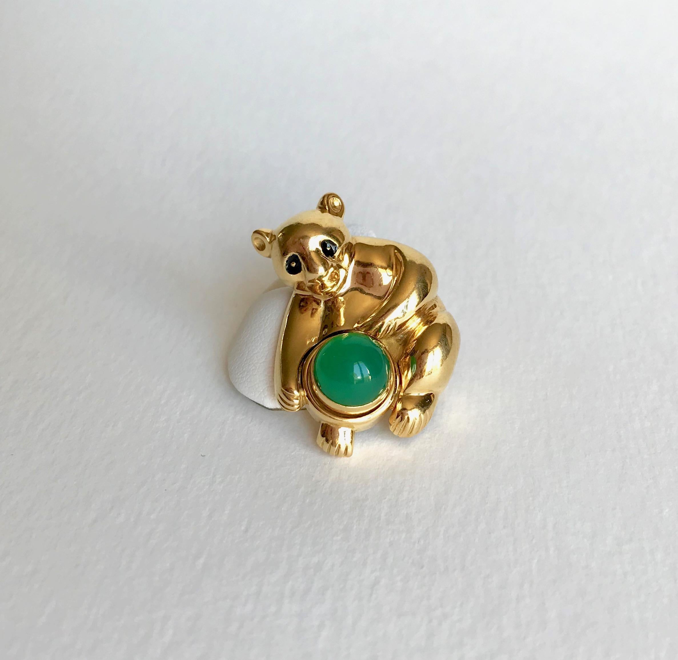 PIAGET Koala Brooch in 18 kt yellow Gold and Chrysoprase
Koala Brooch in 18 kt yellow Gold and PIAGET Chrysoprase signed PIAGET and numbered and dated 1995. The Center is set with a removable Cabochon-cut Chrysoprase.
Gross Weight: 18 g Height: 3.5