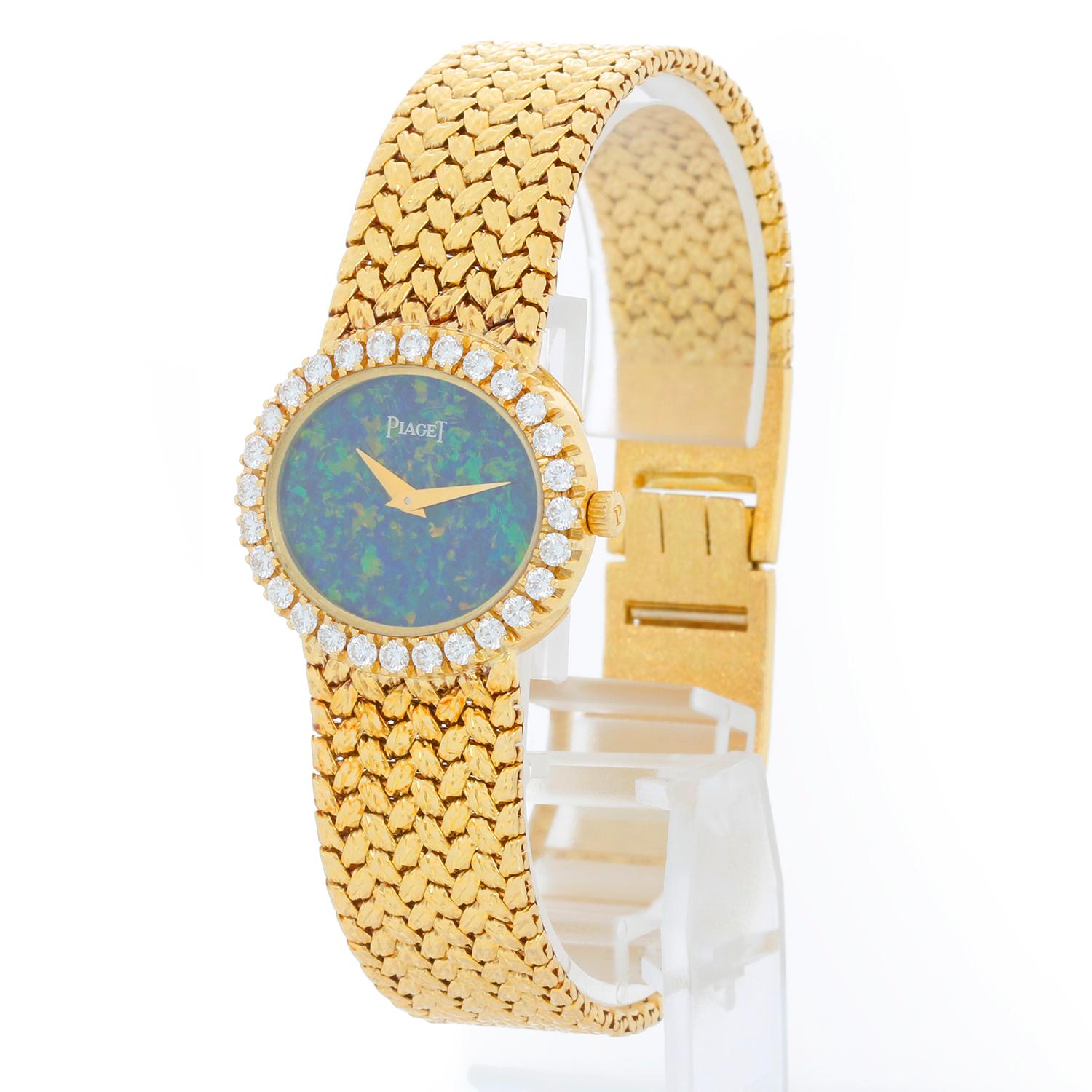 Piaget Ladies Vintage 18k Yellow Gold Opal & Diamond Watch  - Quartz. Boîtier ovale en or jaune 18 carats (27 mm) avec lunette en diamants d'usine. Cadran en opale véritable de Piaget. Bracelet Piaget en maille d'or 18 carats ; convient à un poignet