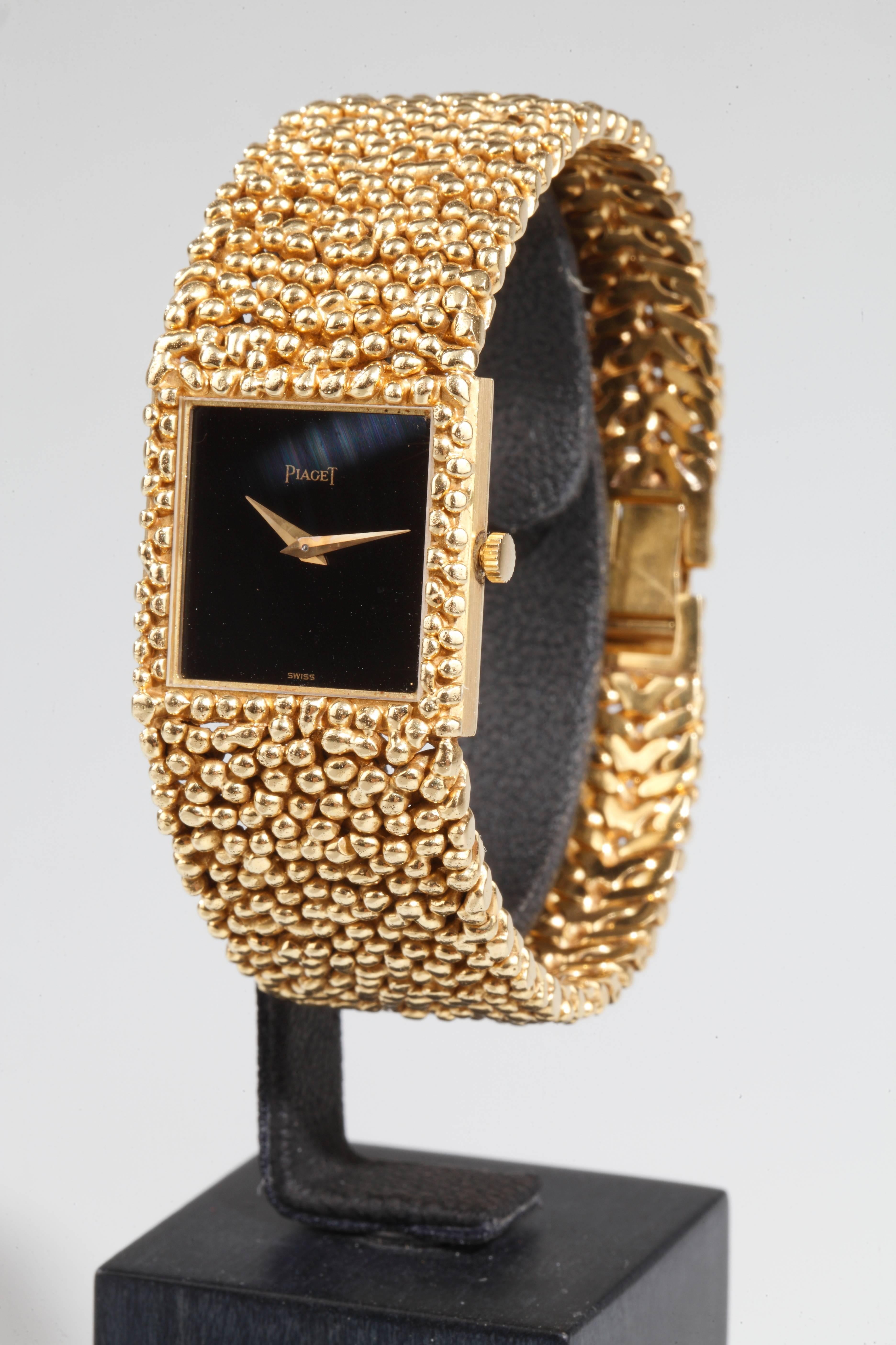 Lady's watch in yellow gold semi stiff bracelet stylizing grains of caviar, black lacquered dial, yellow gold needles.
Mechanical movement, in function.
Signed dial and case numbered.