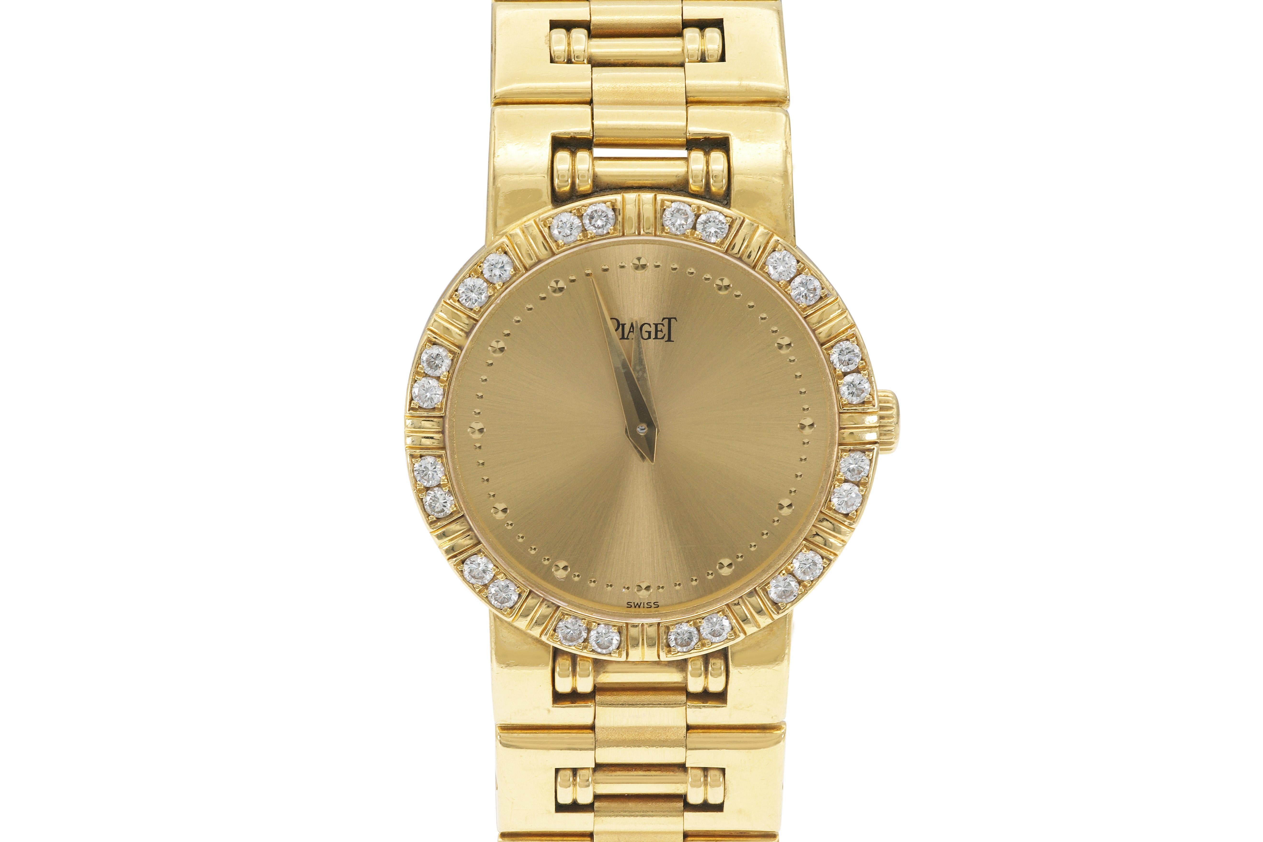 Finemente realizzato in oro giallo 18 carati con diamanti rotondi taglio Brilliante sulla lunetta.
Firmato da Piaget
Viso da 23 mm
Movimento al quarzo
Model #80564 K. 81
Misura 6 1/4 pollici
Viene fornito con la scatola originale, il certificato e