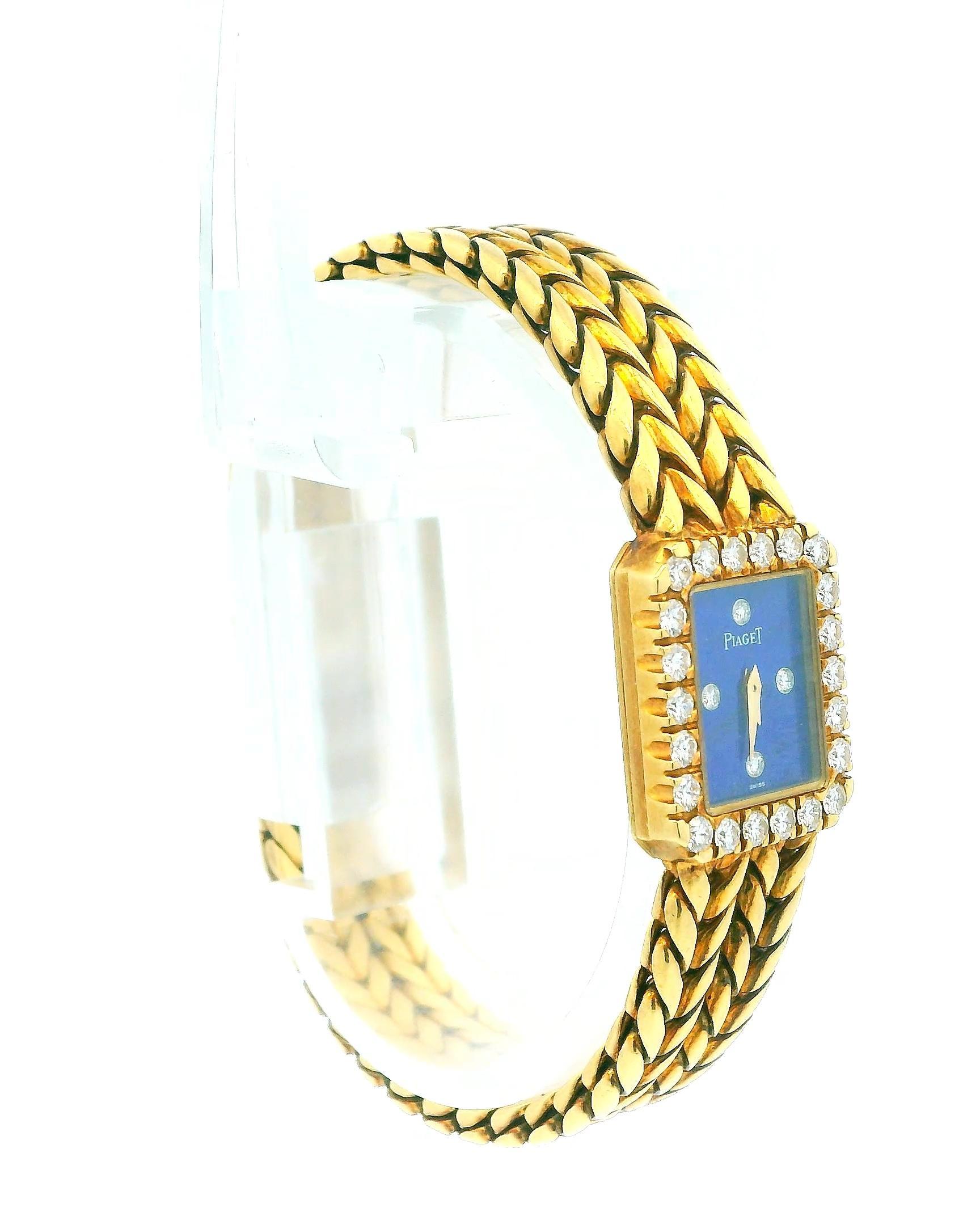 La montre est un étonnant garde-temps vintage conçu pour les femmes, caractérisé par sa taille élégante et miniature qui ressemble à de la haute joaillerie. Dotée d'un riche cadran en lapis-lazuli, cette montre met en valeur la signature artisanale