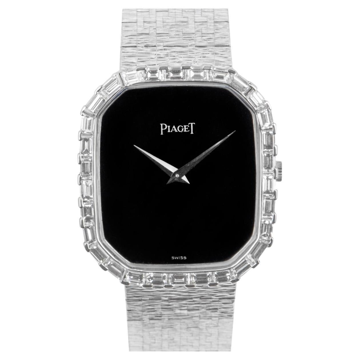 Eine Herrenarmbanduhr mit achteckigem Gehäuse aus 18 Karat Weißgold von Piaget.

Diese Vintage-Armbanduhr besitzt ein schwarzes Onyx-Zifferblatt, das durch eine feste achteckige Lünette ergänzt wird, die mit 30 Diamanten im Baguetteschliff besetzt