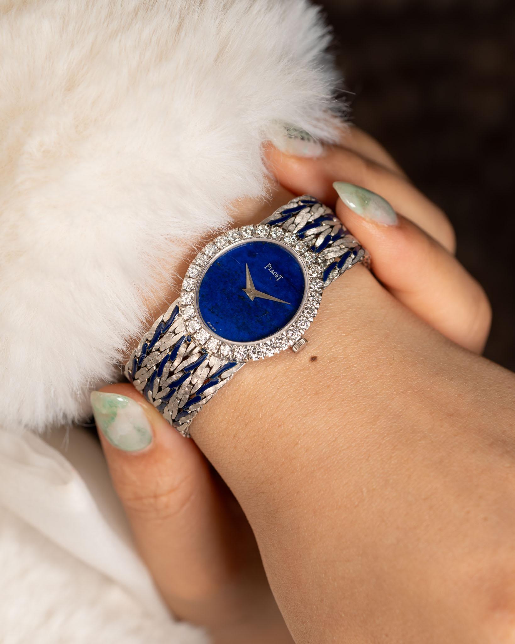 Piaget Peacock 9814 E43 Lapis Zifferblatt Blau Emaille 18k Weißgold 1970er

SKU 1411

Die Piaget Peacock Ref. 9814 E43 ist ein prächtiges Beispiel der Piaget-Kunst aus den 1970er Jahren. 9814 E43 ist eine Kreation, in der sich Juwelierskunst und