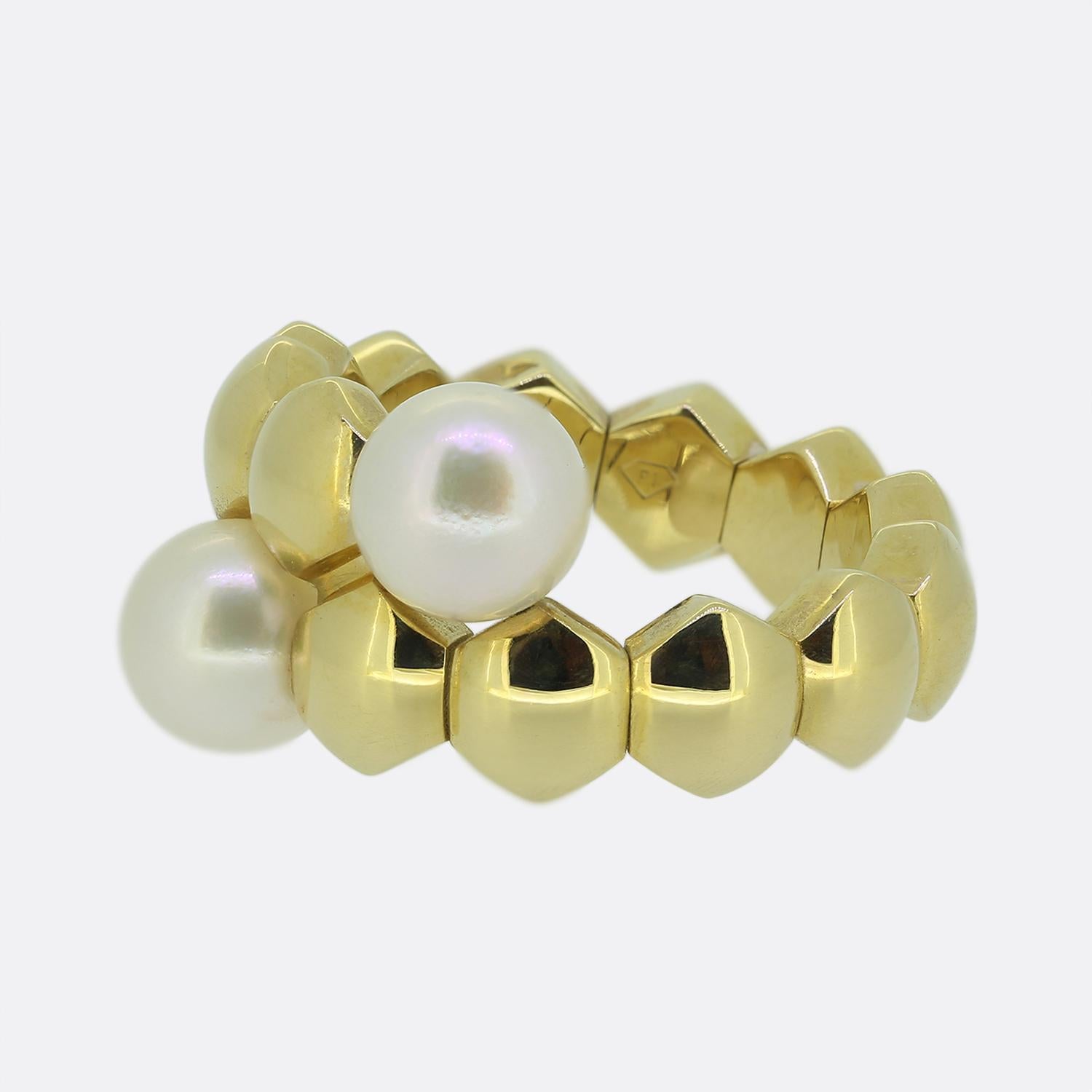 Questo è un anello con diamante in oro giallo 18ct del famoso designer di lusso Piaget. L'anello presenta due perle coltivate che si trovano all'estremità della fascia incrociata.

Condit: Usato (Molto Buono)
Peso: 12.3 grammi
Misura dell'anello: P