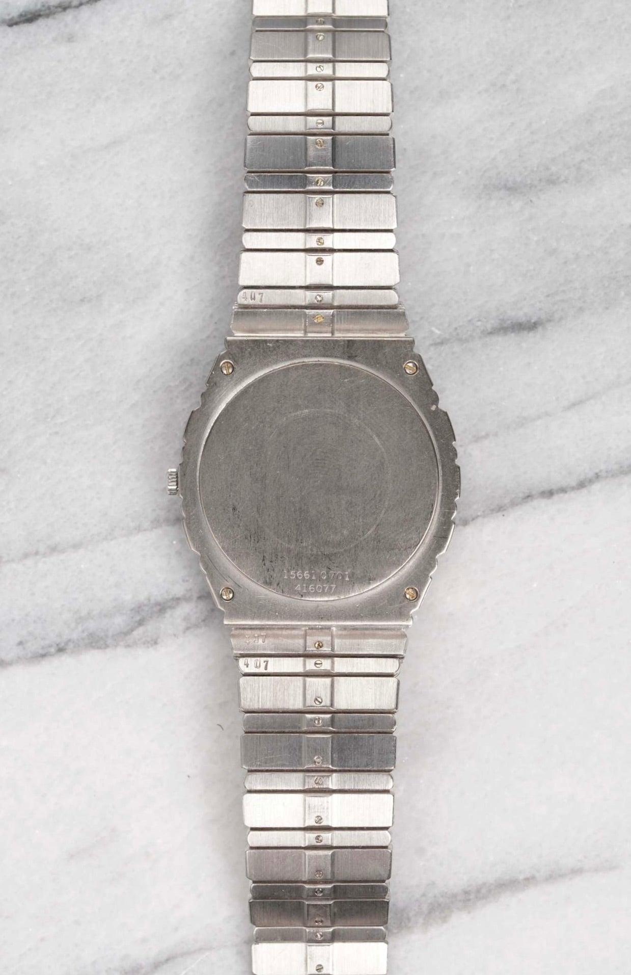 Aquí tienes un Piaget Polo referencia 15661 de los años 80 con caja de oro blanco de 18 quilates de 34 mm y una impresionante esfera de piedra de ónice de los años 80. Las medidas incluyen una caja de 34 mm y la pulsera se ajusta a una muñeca de