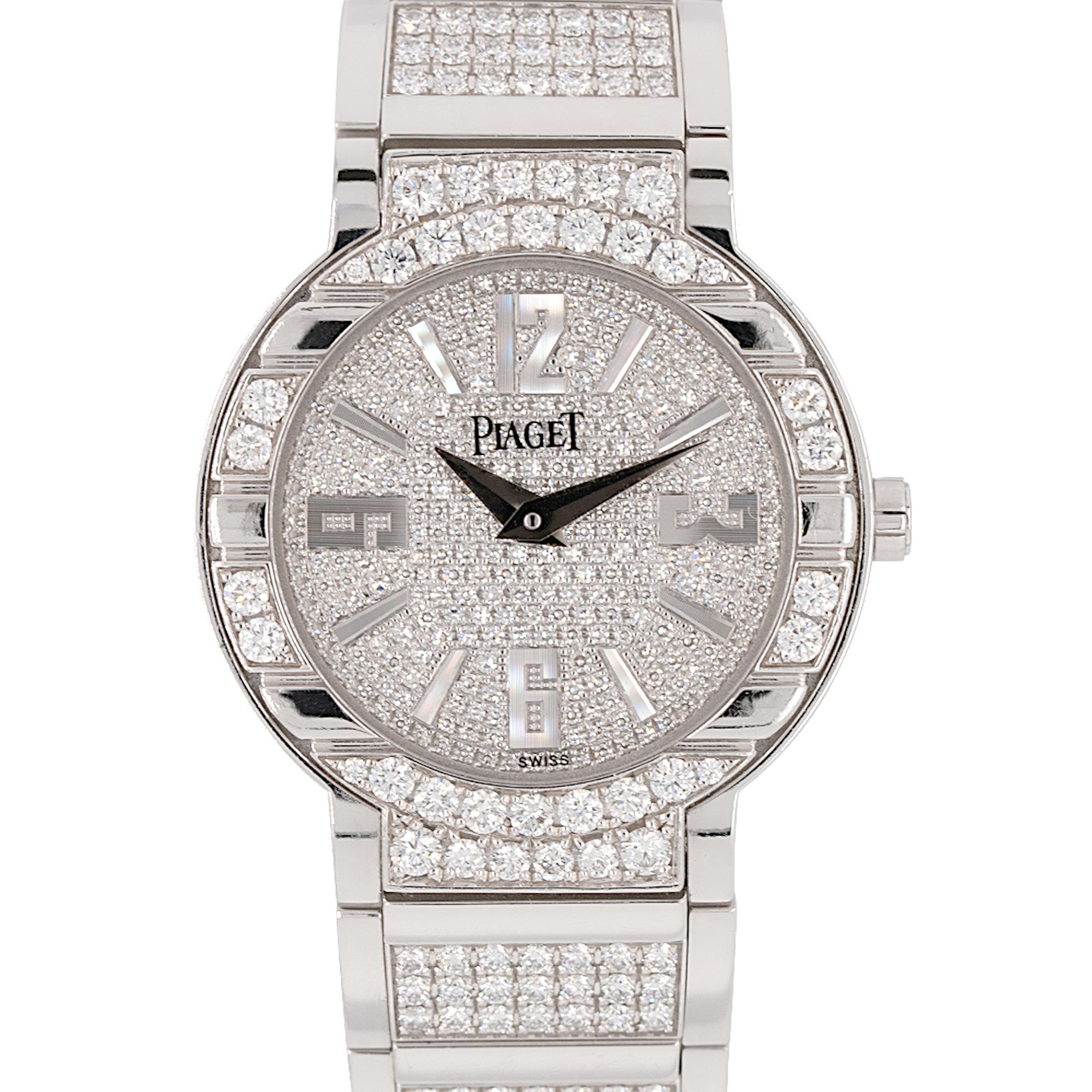 La Piaget Polo est une montre exquise qui incarne le dévouement de la marque au luxe et à l'artisanat. Avec son boîtier en or blanc 18 carats et son diamètre de 32 mm, elle respire l'élégance et la sophistication. Le cadran pavé de diamants, orné
