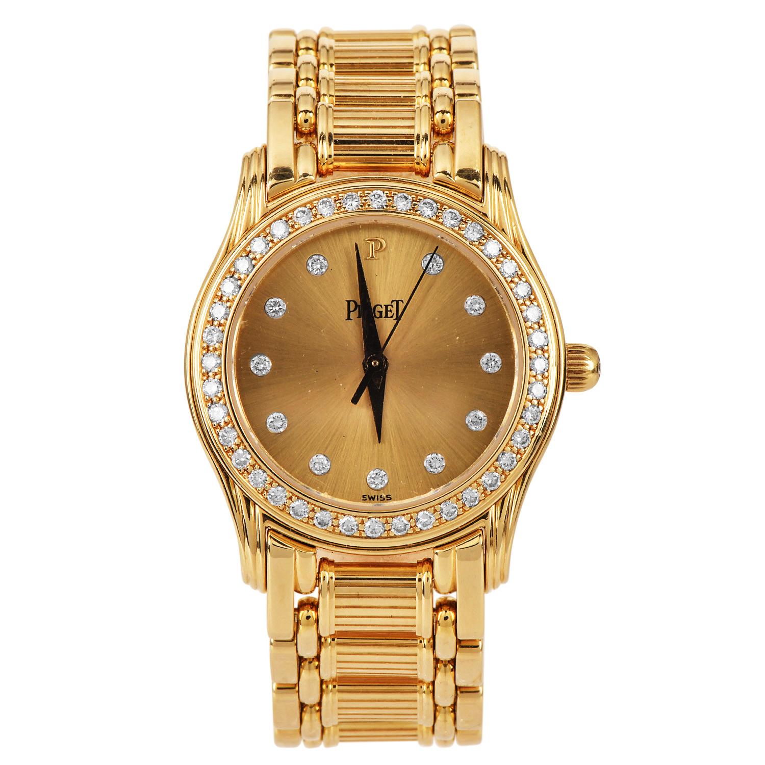 Piaget Polo Gelbgold Diamantbesetzte Damen-Armbanduhr

Die Damenarmbanduhr Polo von Piaget strahlt mit ihrer diamantbesetzten Lünette und ihrem klassischen Design aus Gelbgold Luxus und Eleganz aus. Dieses um 1990 gefertigte Stück verbindet