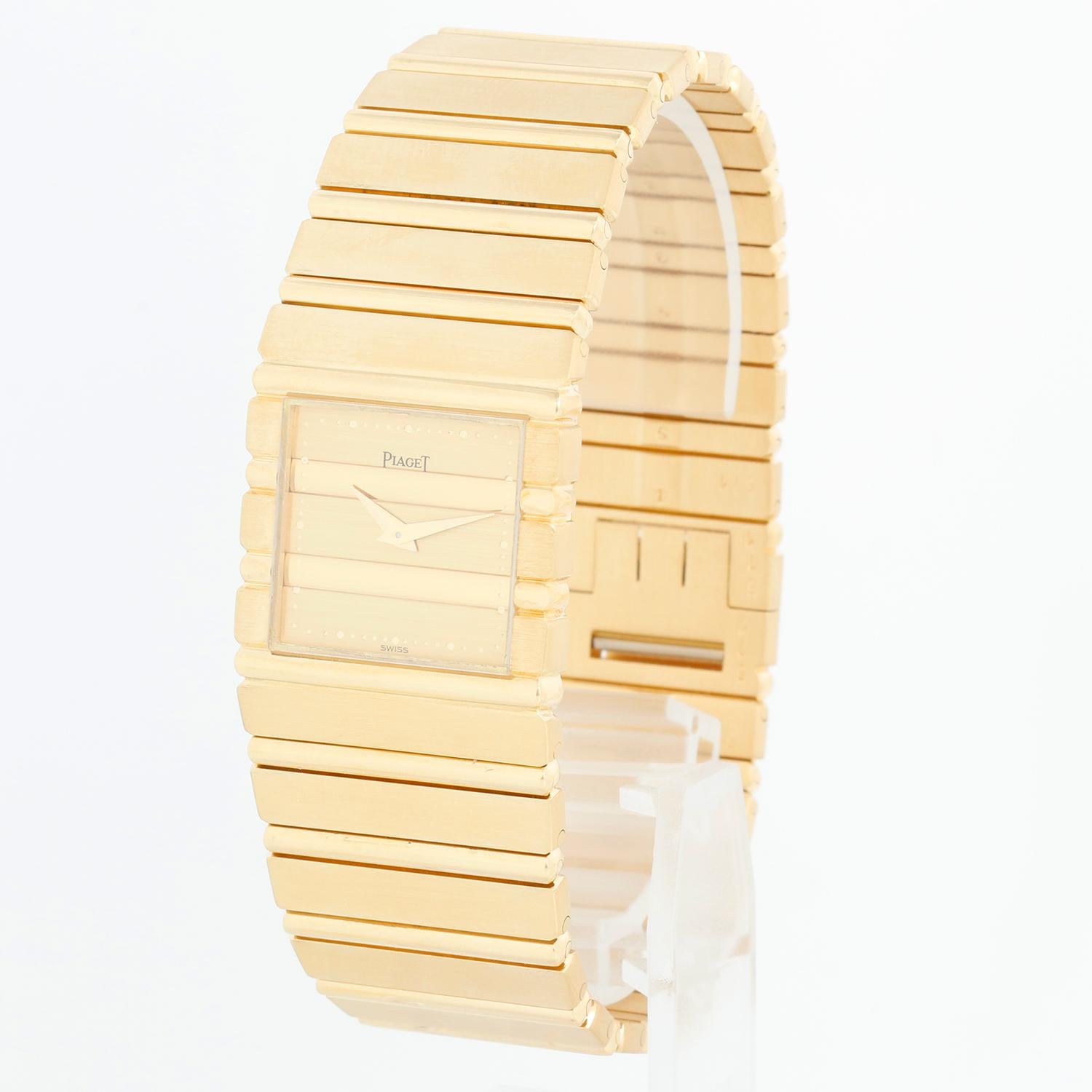 Piaget Polo 18K Gelbgold Herrenuhr  7131 C701 - Quarz. 18K Gelbgold. Goldenes Zifferblatt mit runden Stundenmarkierungen. 18K Gelbgold Armband; wird ein 8 Zoll Handgelenk passen. Aus Vorbesitz mit Piaget-Box, Anhänger und Garantiepapier.