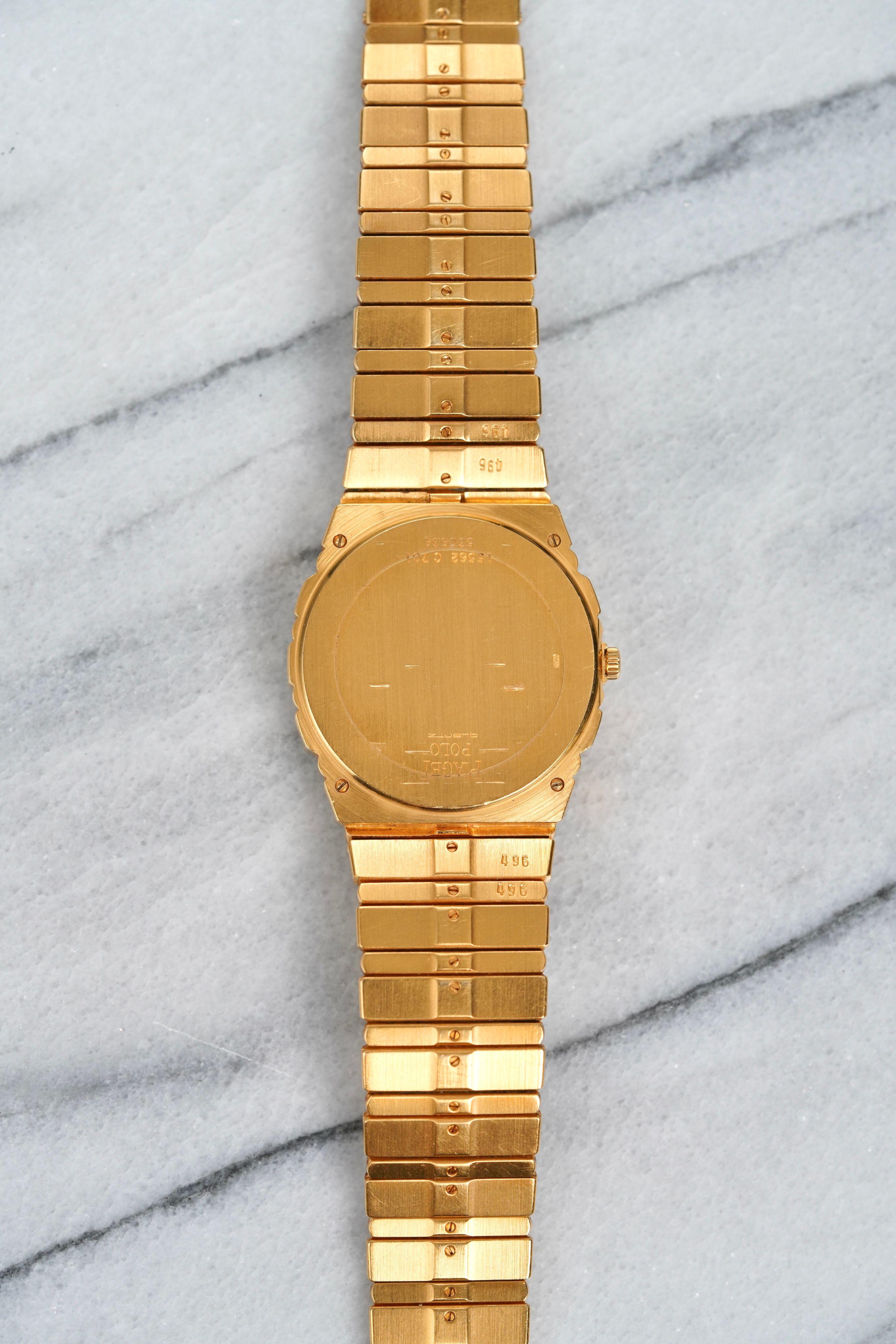 Questa eccezionale Polo Piaget vintage degli anni '80 non è solo una straordinaria espressione del linguaggio del design dell'epoca d'oro di Piaget, ma è anche un potenziale pezzo unico praticamente sconosciuto sul mercato. Realizzata in ricco oro