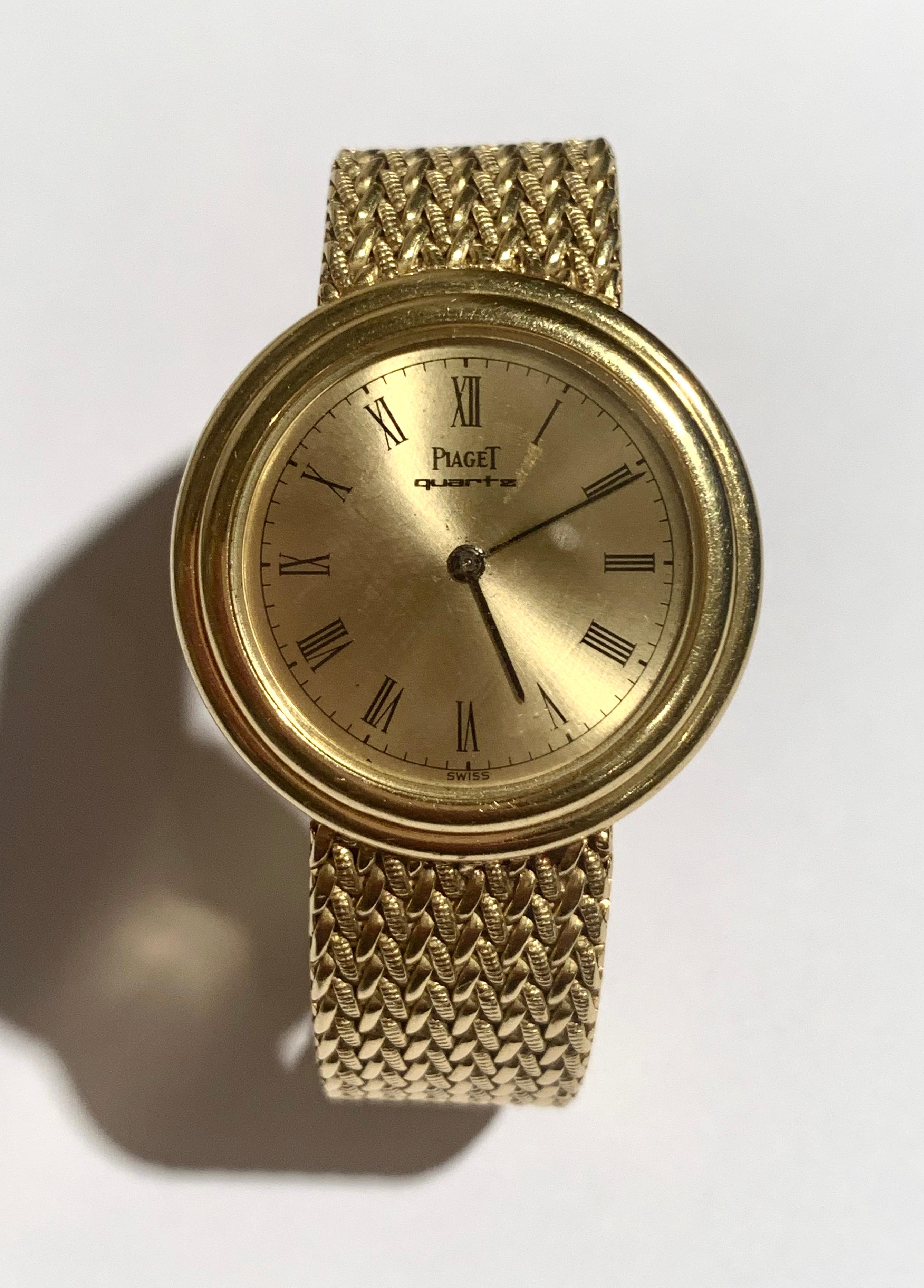 Piaget's Possession lady's wristwatch.

Rounded gold dial slightly stained with painted Roman numerals.

Railway for minutes.

Quartz movement with winding back, signed, numbered 31191.

Flexible bracelet in 18 carat yellow gold, 750 /