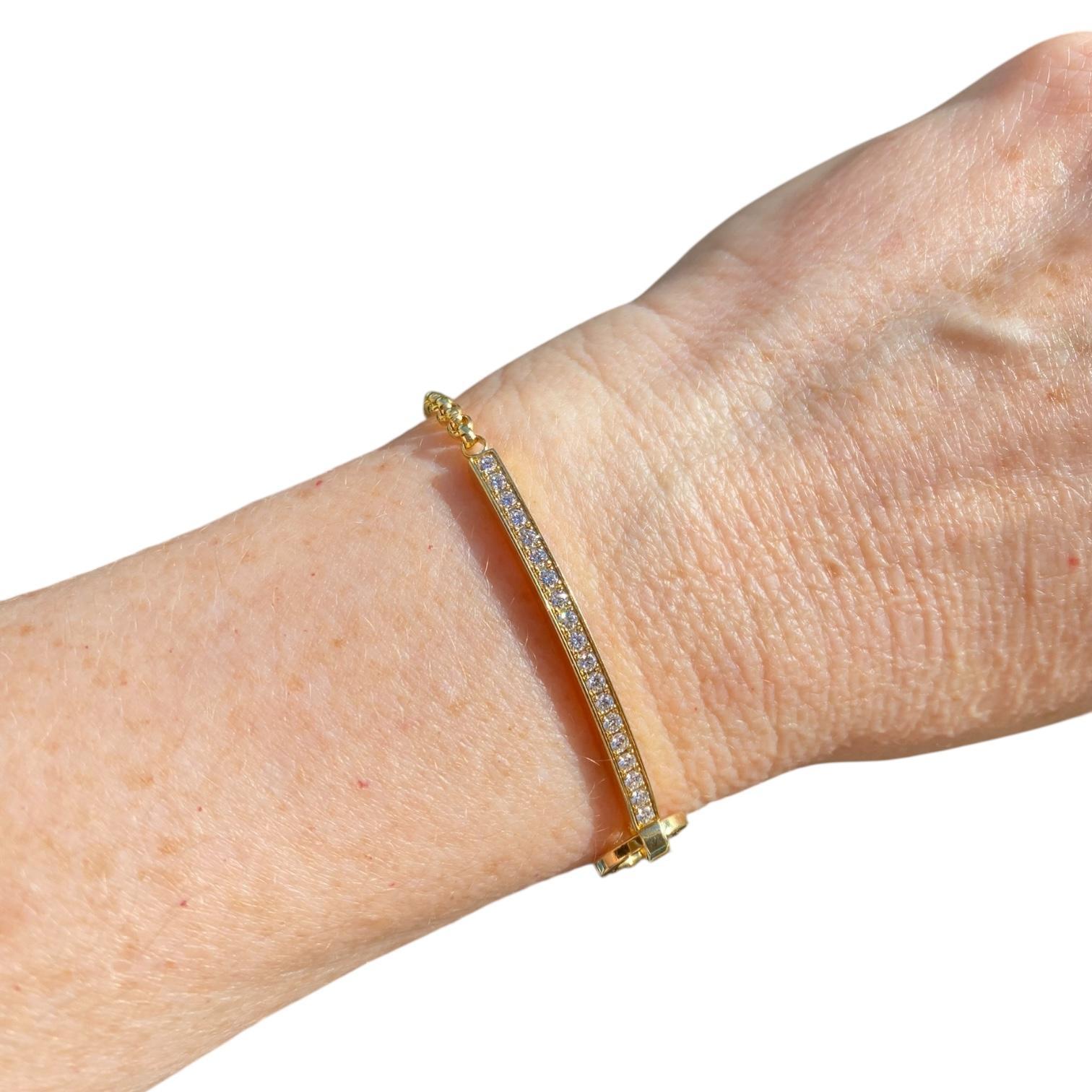 Bracelet en or jaune 18 carats de Piaget, présentant un design épuré avec une breloque circulaire gravée 