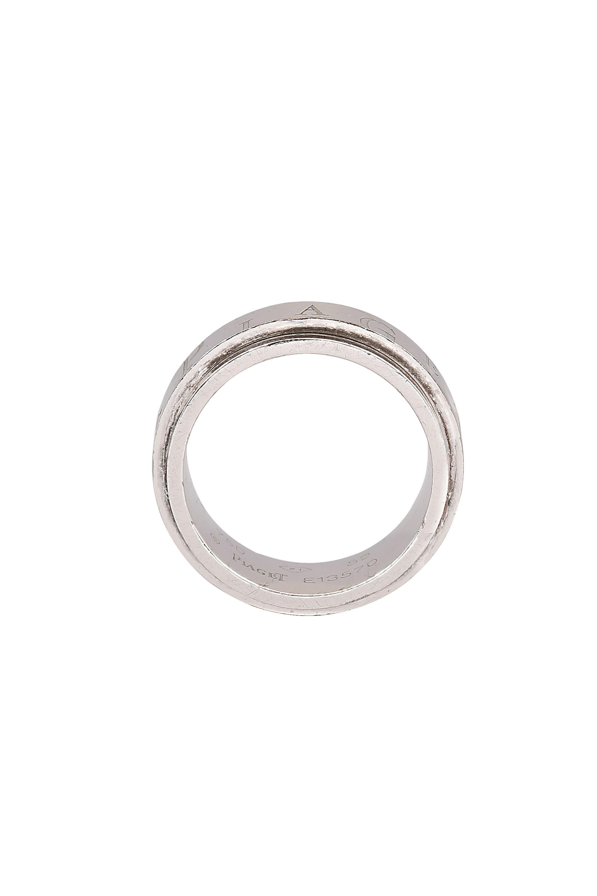 Très élégante bague de collection à motif de logo Piaget. L'anneau central est serti de deux diamants ronds de taille brillant d'un poids total d'environ 0,06 carat. Fabriquée en or blanc 18 carats, elle est estampillée 750 et numérotée E13570.