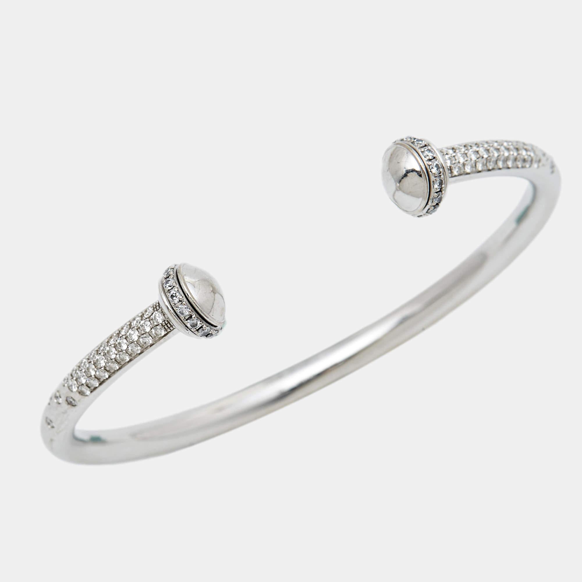 Il bracciale Possession di Piaget, realizzato in oro bianco 18 carati, presenta un elegante design aperto con diamanti scintillanti. Le sue curve eleganti e i dettagli raffinati aggiungono un tocco di lusso senza tempo a qualsiasi polso. Perfetto