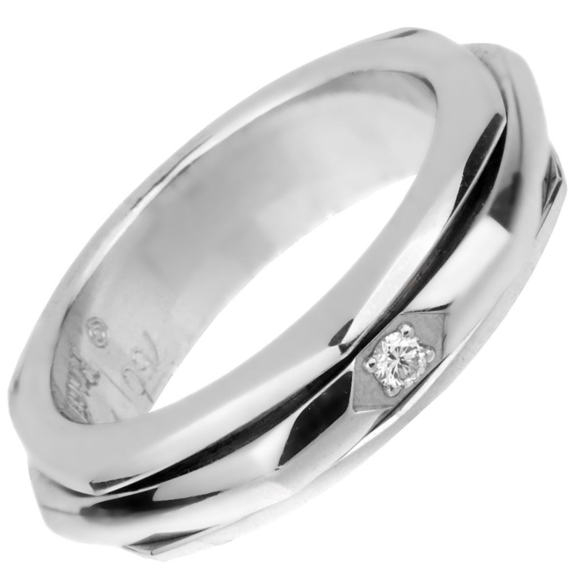 Un bracelet Piaget Possession iconique avec une bande centrale tournante en or blanc 18 carats. L'anneau a une forme hexagonale et est orné d'un diamant rond de taille brillant de 0,02ct. L'anneau mesure une taille de 7

Sku : 1911