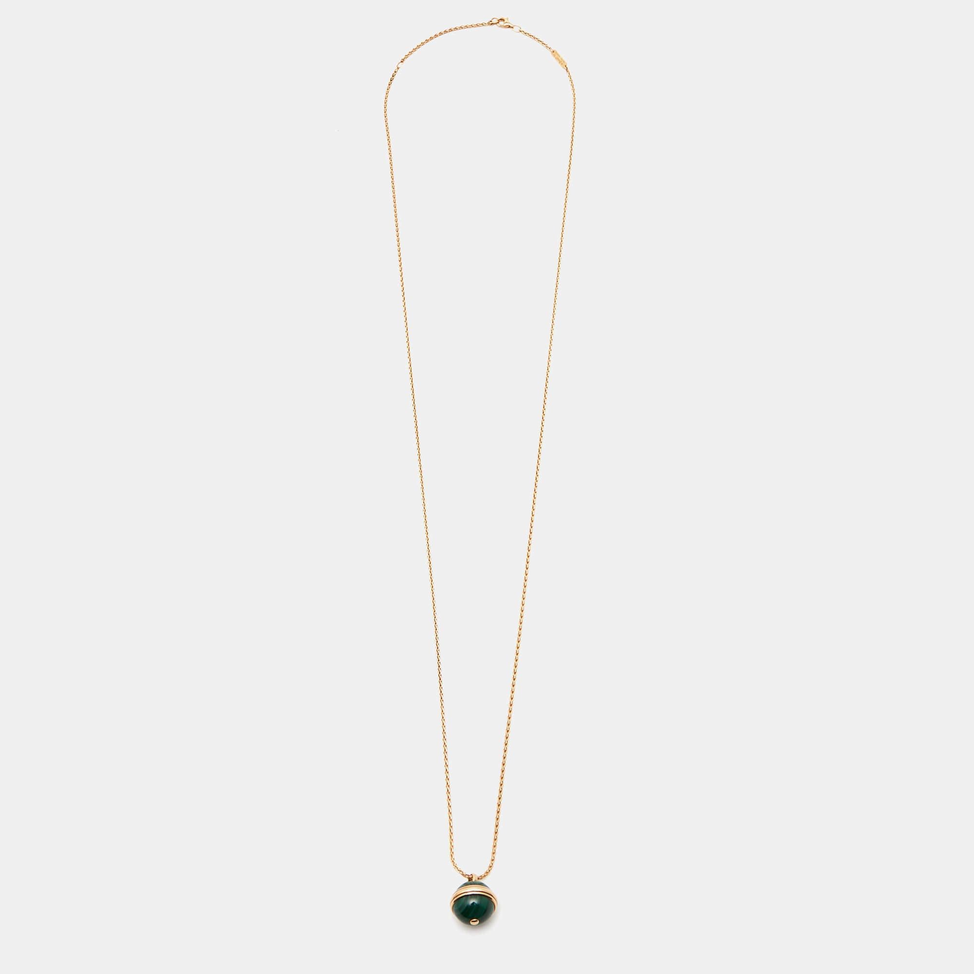 Realizzata da Piaget, la collana Possession emana opulenza in oro rosa 18 carati. Il suo design intricato mette in mostra una vibrante pietra di malachite circondata da diamanti abbaglianti che incarnano una bellezza e una raffinatezza senza tempo.