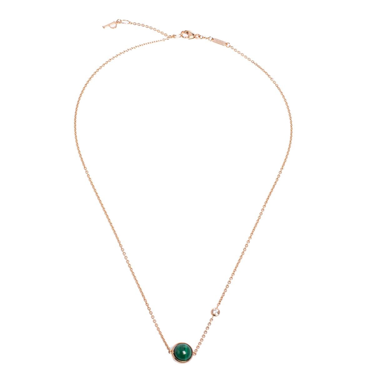 This charming Piaget Possession necklace celebrates timeless elegance and unmatched grace. Set along an 18K rose gold chain that is decorated with a small diamond and a round malachite charm, this piece will add a touch of radiance to your neckline.