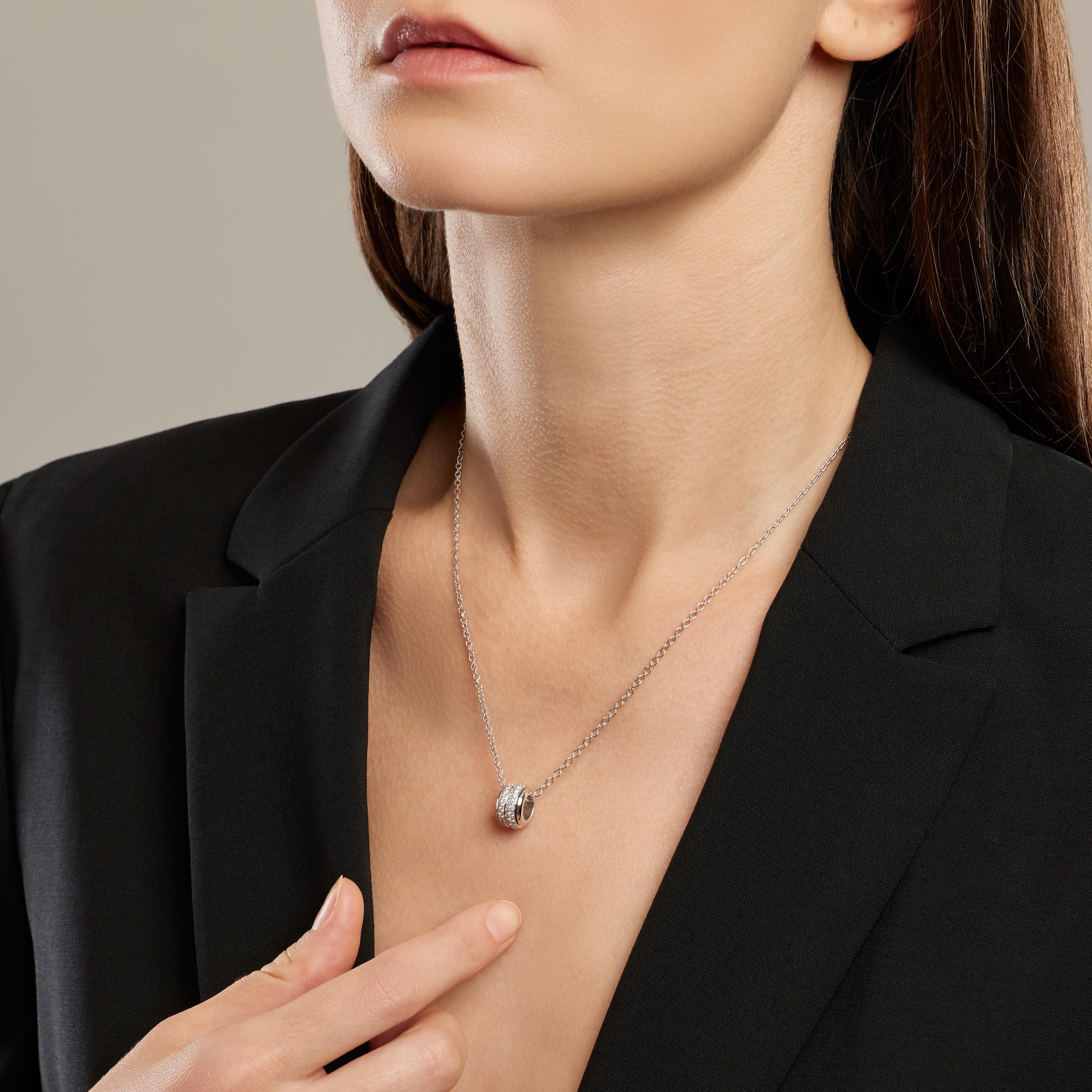 Collana Possession di PIAGET in oro bianco 18 carati e diamanti.
Due anelli asimmetrici interamente tempestati di diamanti ruotano liberamente e indipendentemente l'uno dall'altro, giocando con le diverse incastonature per creare un effetto
