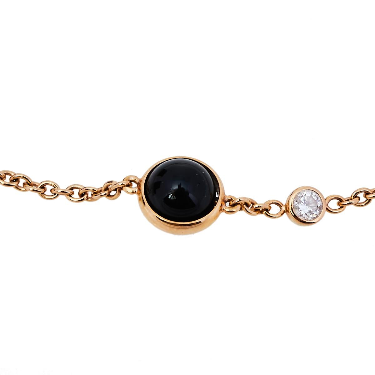This charming Piaget Possession bracelet celebrates timeless elegance and unmatched grace. Set along an 18K rose gold chain that is decorated with a small diamond and a round onyx charm, this piece will add a touch of radiance to your wrist. One