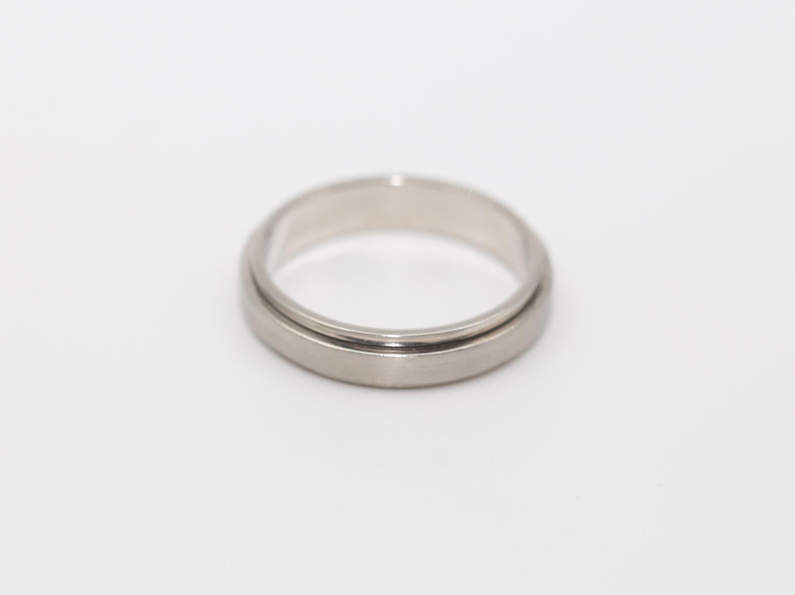 
Piaget Possession Revolving Band Platinum Ring Signed and Stamped. 
Piaget Platinum Possession Ring. A modern ring for a special occasion created and finely crafted by one of the world's best jewelry houses. Piaget's 'Possession' ring is defined by
