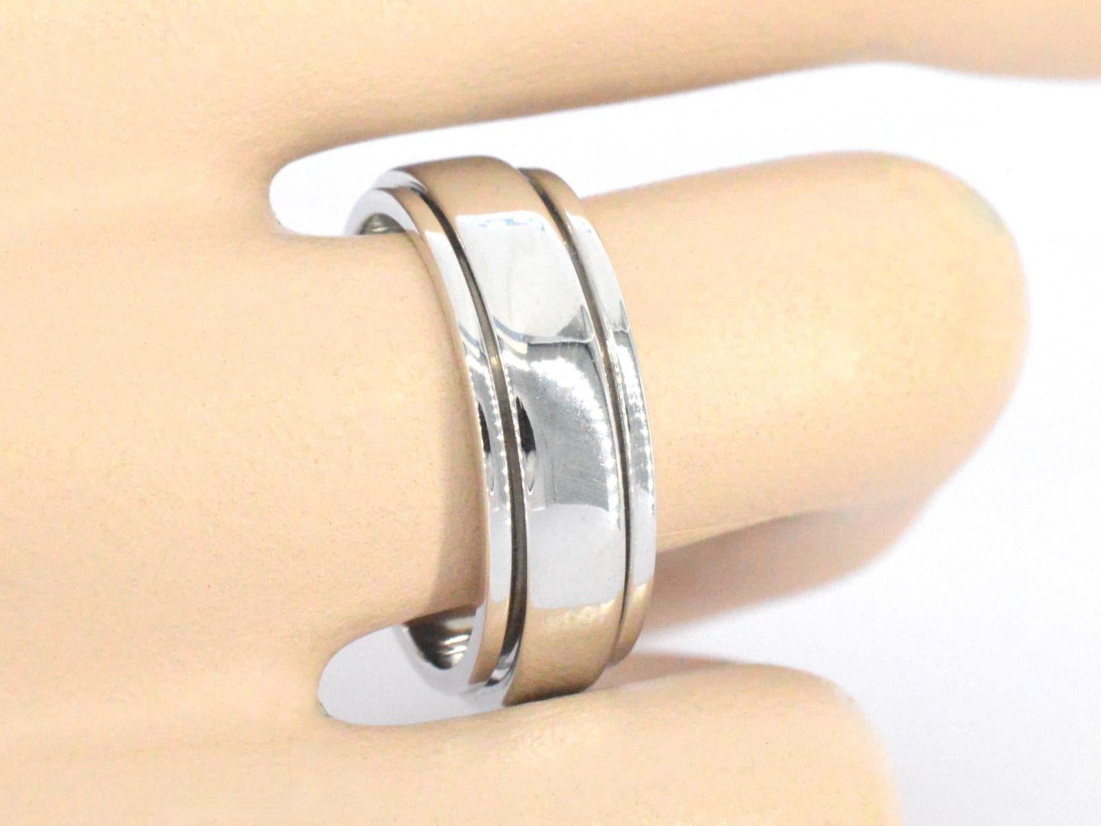 This exquisite Piaget Possession ring, crafted in 18K gold, is a timeless piece from the year 2005. With a sleek width of 7.5 mm and a weight of 9.2 grams, it effortlessly combines elegance with substance. The ring is marked with the 18K gold 750