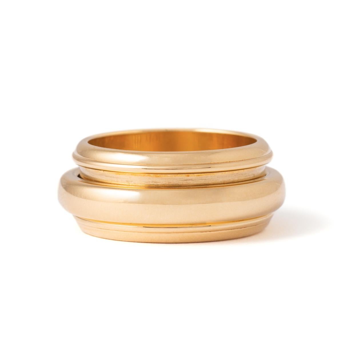 Piaget Possession ein Saphir Gelbgold Band Ring.
Nummer A22210.
Signiert Piaget.
Datum 1993.
Ringgröße: 63.
