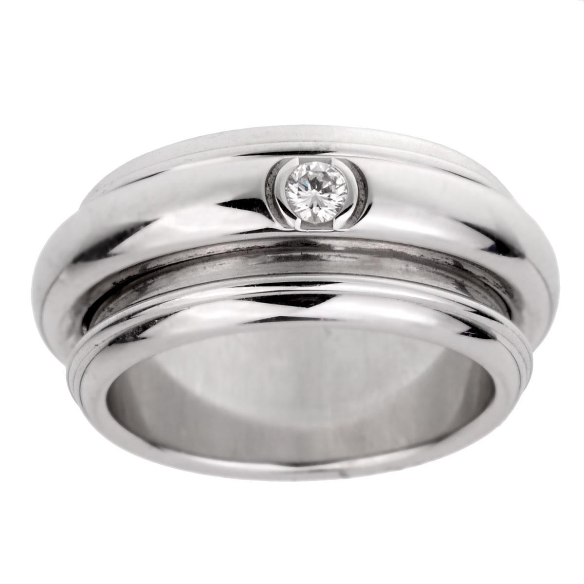 Une fabuleuse bague Possession de Piaget avec un anneau central tournant orné de 3 diamants ronds de taille brillant en or blanc 18k. La bague mesure une taille 9

Sku : 1910