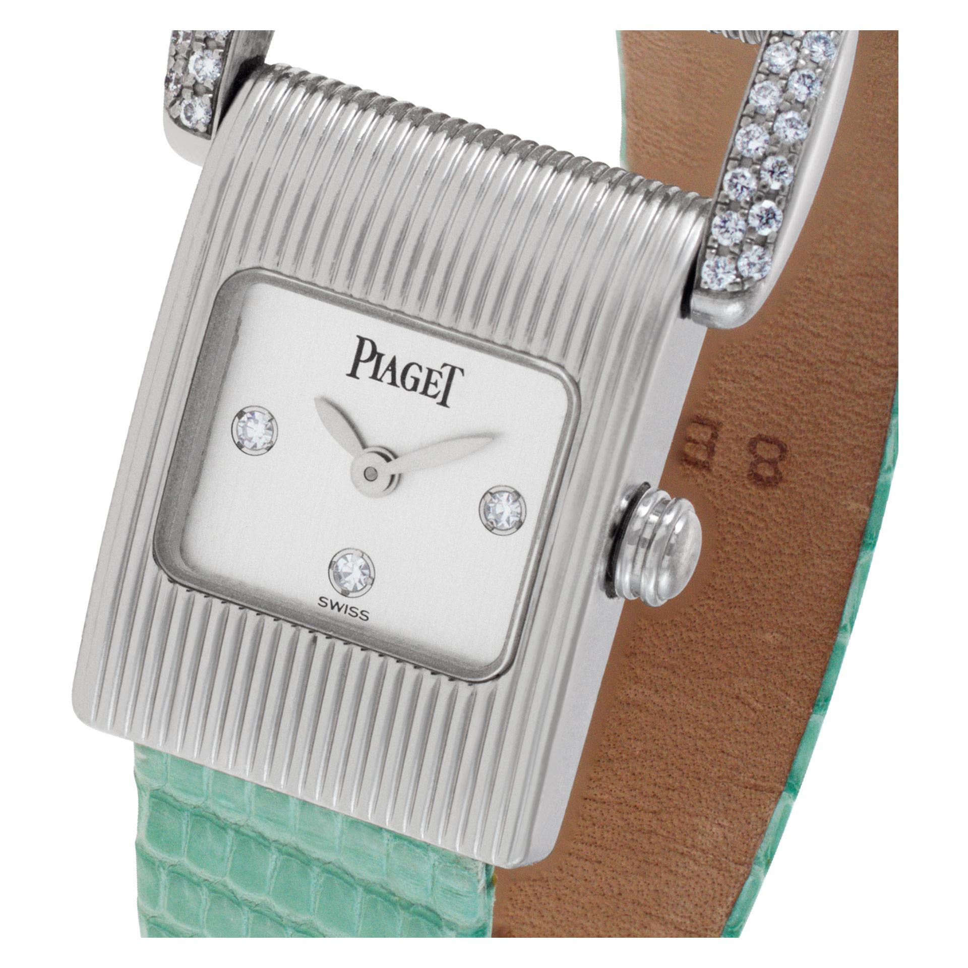 PRIX DE VENTE ESTIMATIF : 17 800 $ VOTRE PRIX : 4 500 $ - Piaget Miss Protocol en or blanc 18 carats avec cadran et cornes en diamants d'origine sur un bracelet en lézard sarcelle. Quartz. taille du boîtier de 17 mm. Réf 5222. Vers 1990.  La montre