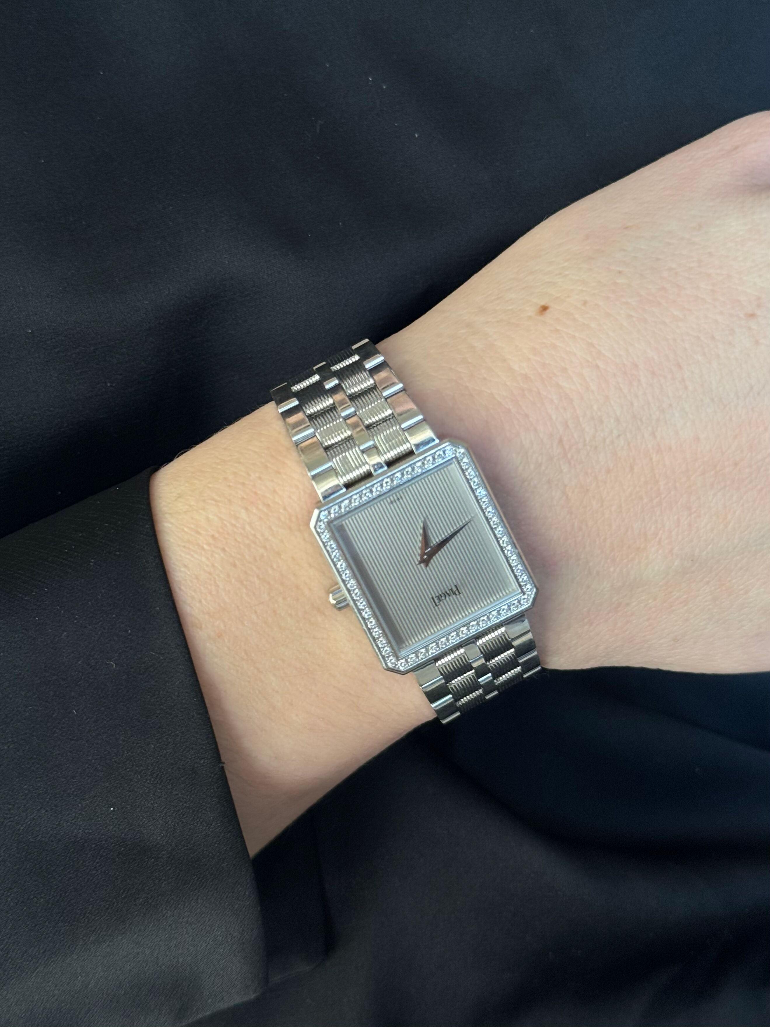 Uhr Piaget Protocol aus 18 Karat Weißgold mit versilbertem Gobelin-Zifferblatt und Diamantlünette. Das Gehäuse ist 25 mm x 28 mm groß, das Armband passt an ein Handgelenk von ca. 6,5