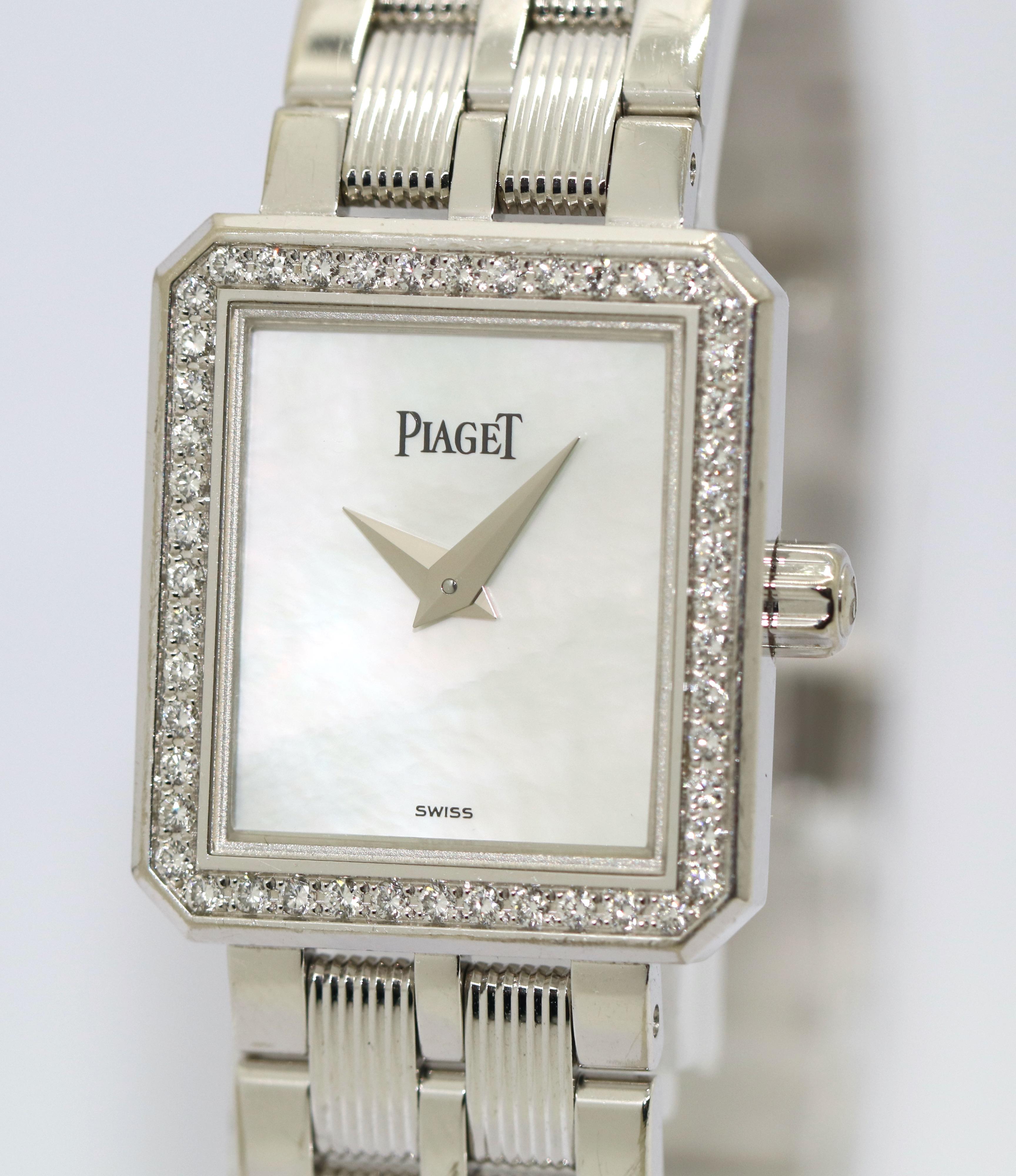 Beautiful Piaget Protocole. Ladies Wrist Watch with Diamonds and Mother of Pearl Dial.
Case and bracelet solid 18 Karat White Gold.
Quartz Movement.

Including original Papers (Piaget Certificate)
Bought at Bucherer in Switzerland.