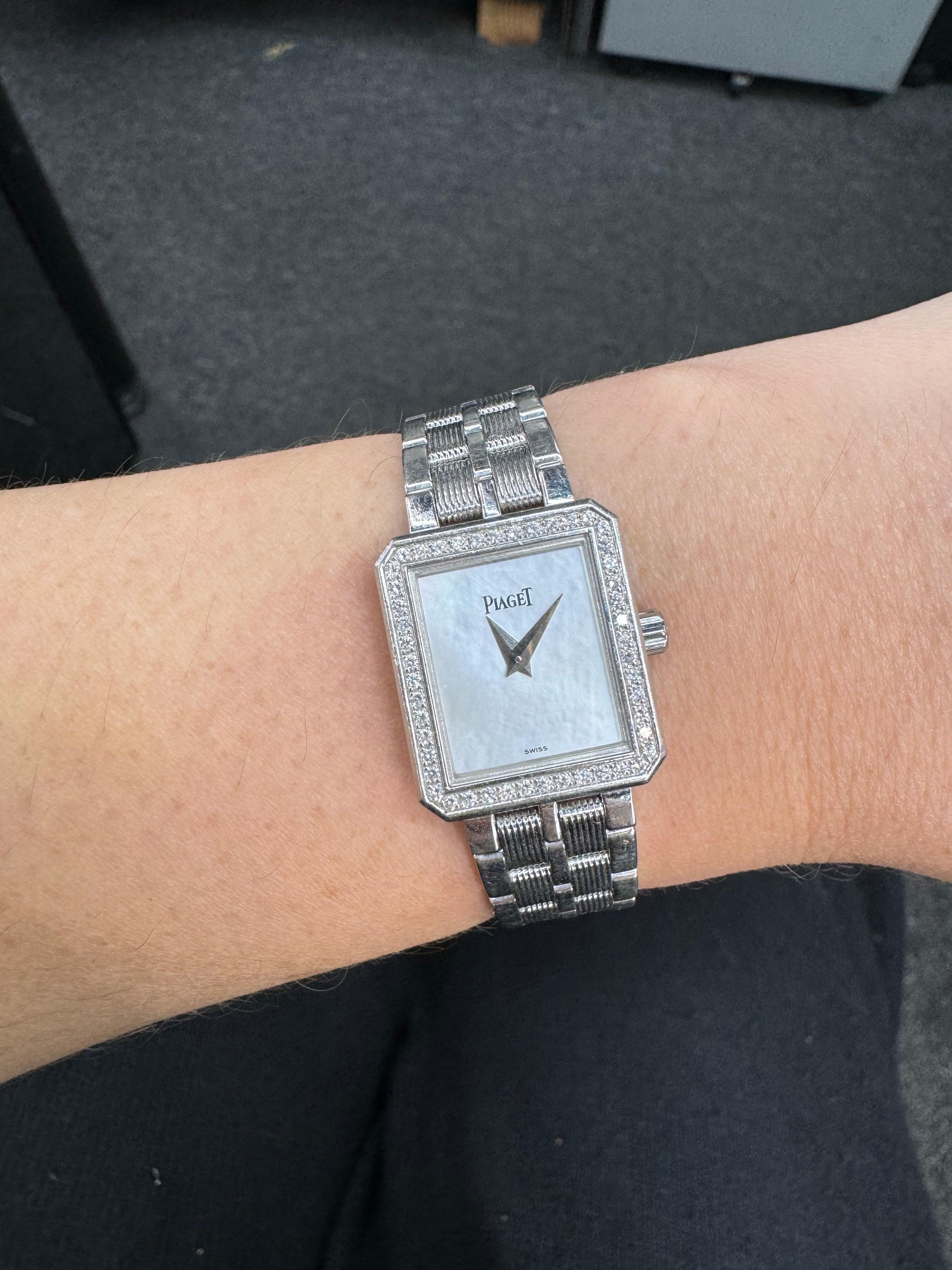 Piaget Protocole Perlmutt-Armbanduhr, 20 MM groß, mit 48 hochwertigen runden Brillanten von ca. 0,40 Karat.
Quarz-Uhrwerk
18 Karat Weißgold