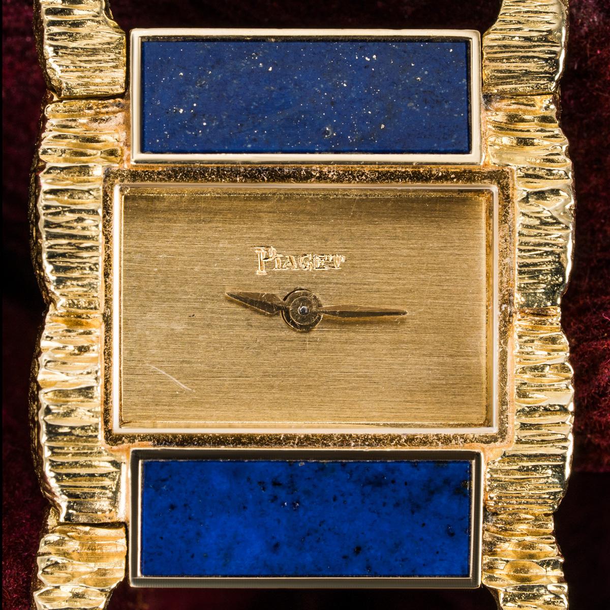 Cette montre-bracelet pour femme, sertie de lapis-lazuli et de malachite, est une pièce vintage rare, dotée d'un mouvement à remontage manuel à ancre, de Piaget. 

Un cadran champagne est dissimulé derrière un verre minéral et entouré d'une lunette