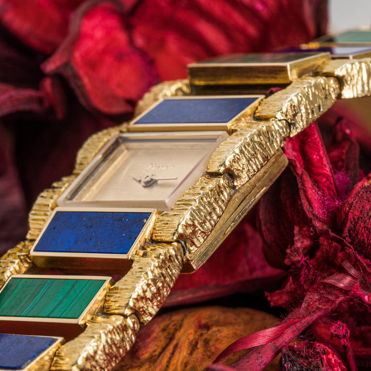 Taille carrée Piaget Rare montre vintage en or jaune sertie de lapis-lazuli et malachite en vente
