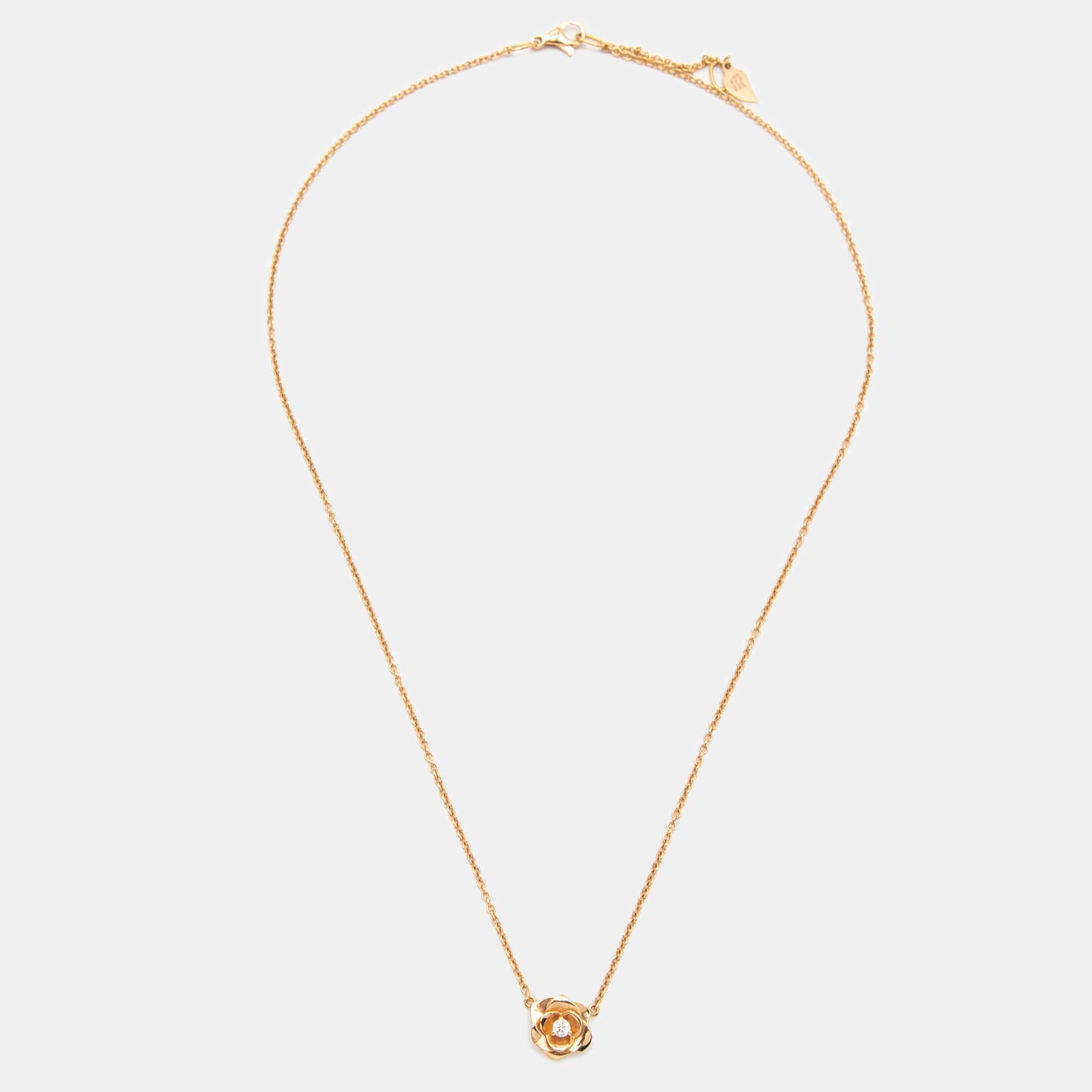 Piaget's Rose collection celebrates the beauty and essence of a rose for it is indeed the most romantic of nature's flowers. This exquisite necklace successfully transfers that essence into 18K rose gold. A blooming rose with its petals skillfully
