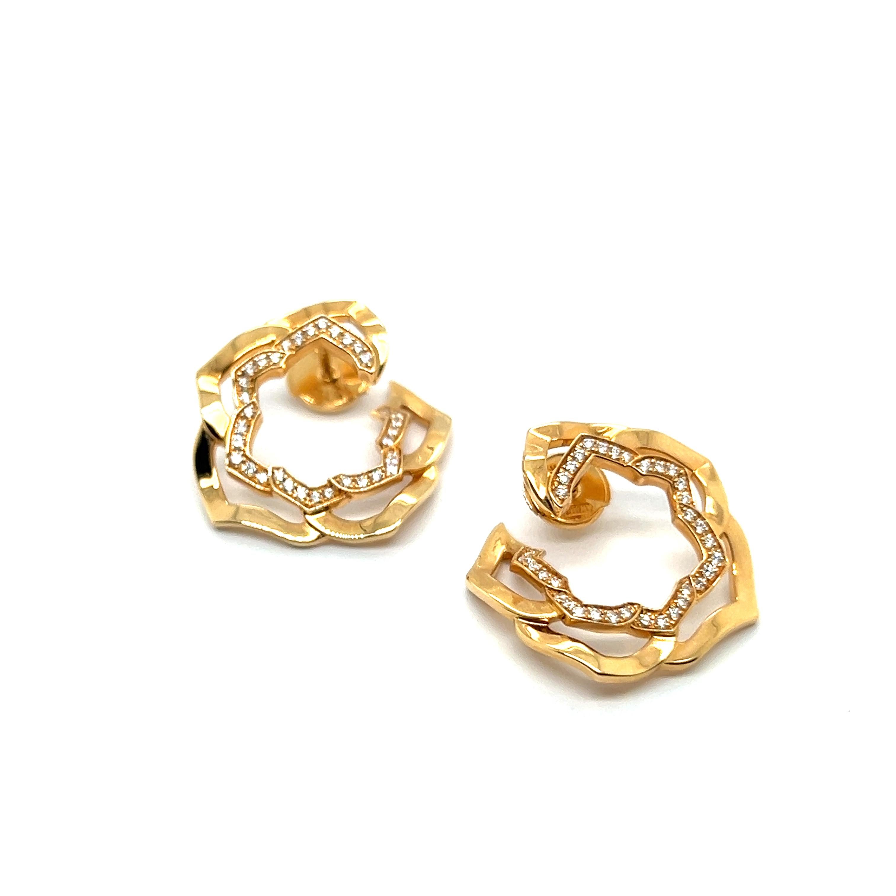 Immergiti nel lusso squisito di Piaget con questi orecchini in oro rosso 18 carati della collezione Collection'S. 

Questi splendidi orecchini sono impreziositi da 70 diamanti a taglio brillante, per un totale di 0,30 carati, ognuno dei quali