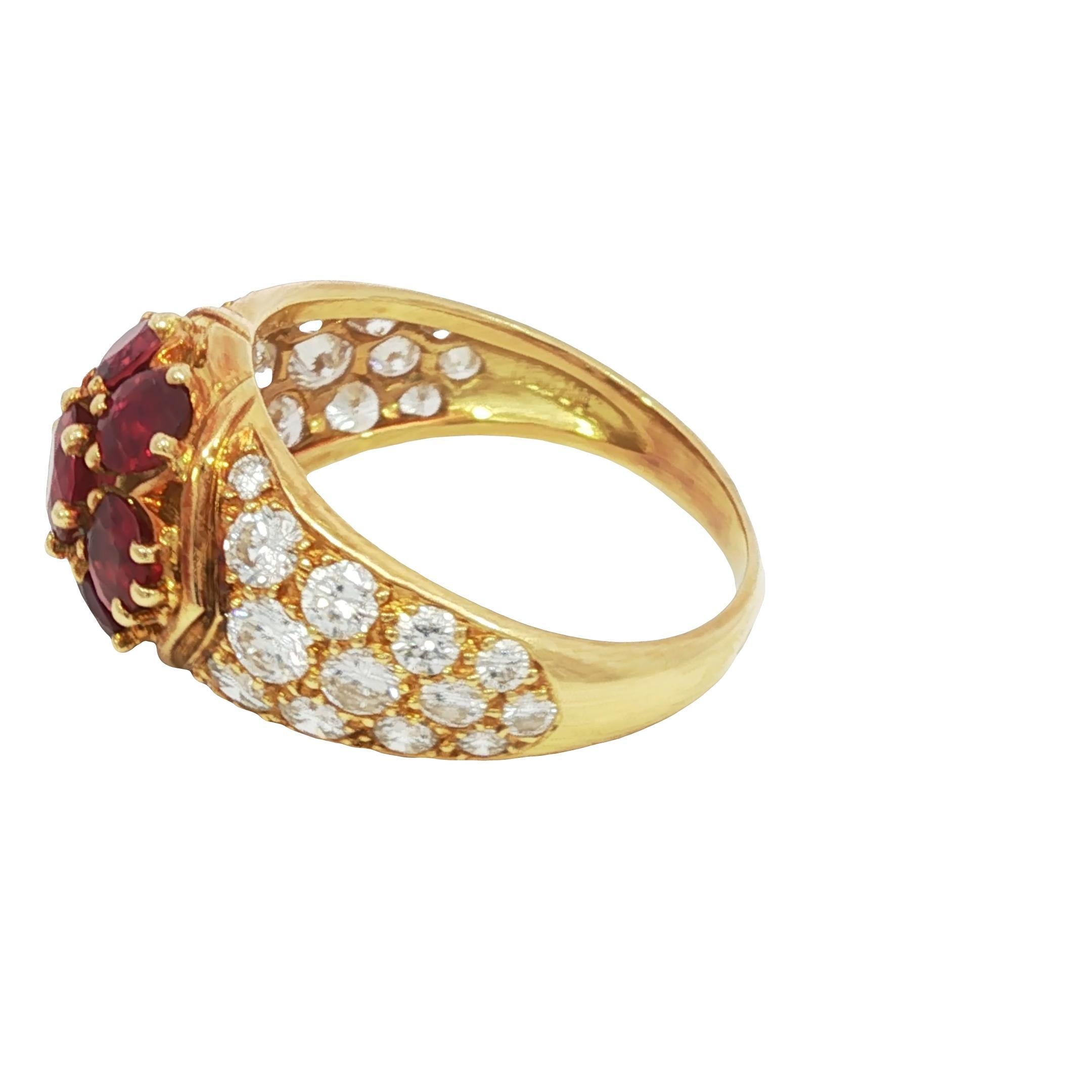 Piaget Ruby Diamond Cluster Ring 18k Yellow Gold Size 7.5 ~4.01ctw

Cette bague exquise présente une grappe vibrante de rubis de taille ronde, totalisant 2,56 carats, sertis dans un riche or jaune 18k. La teinte rouge profond des rubis est complétée