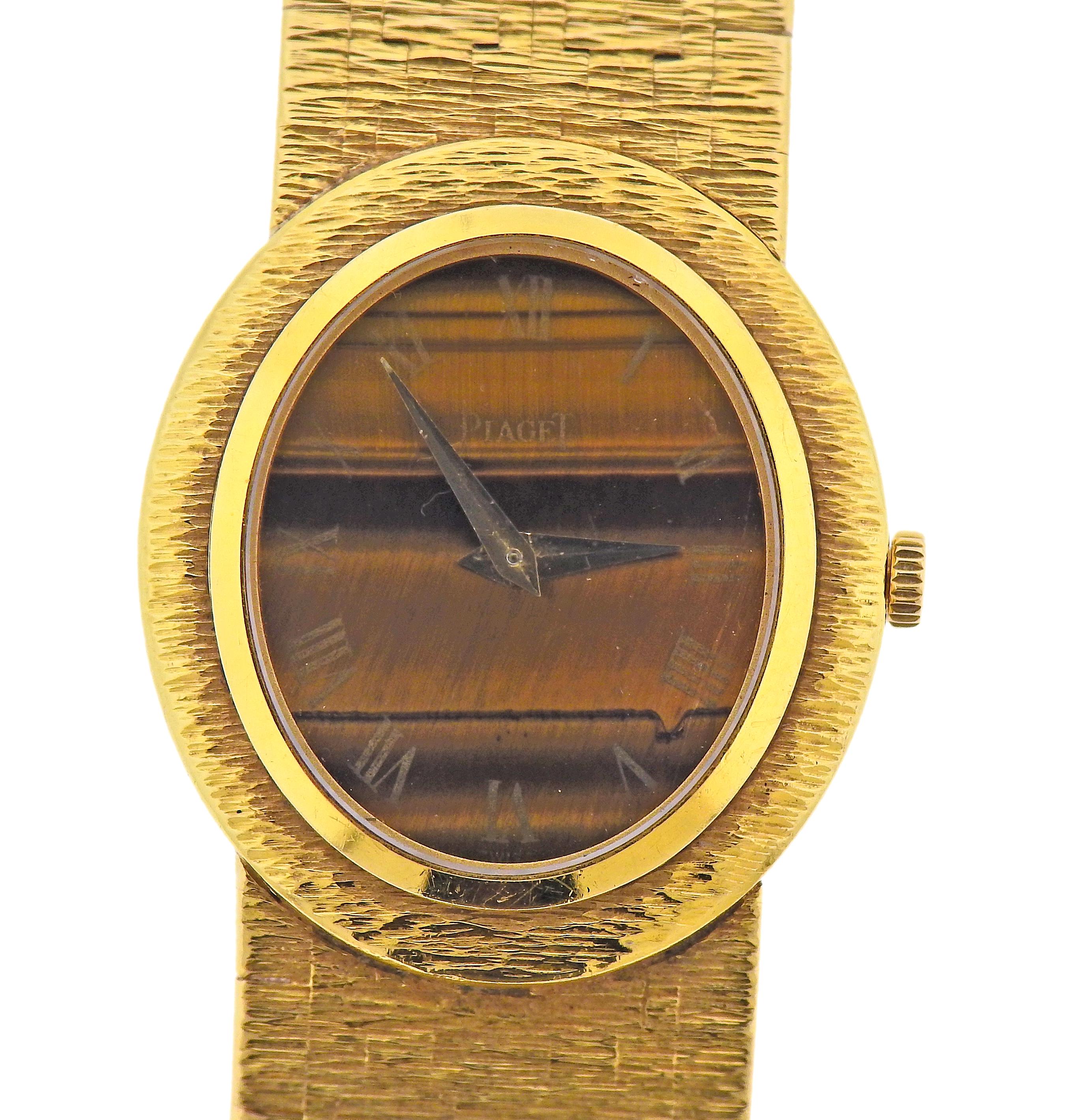 Uhr von Piaget, 18 Karat Gelbgold, ovales Gehäuse, Zifferblatt mit Tigerauge, römische Ziffern. Das Gehäuse ist 24mm exkl. Krone x 27mm. Das Armband ist 6,25