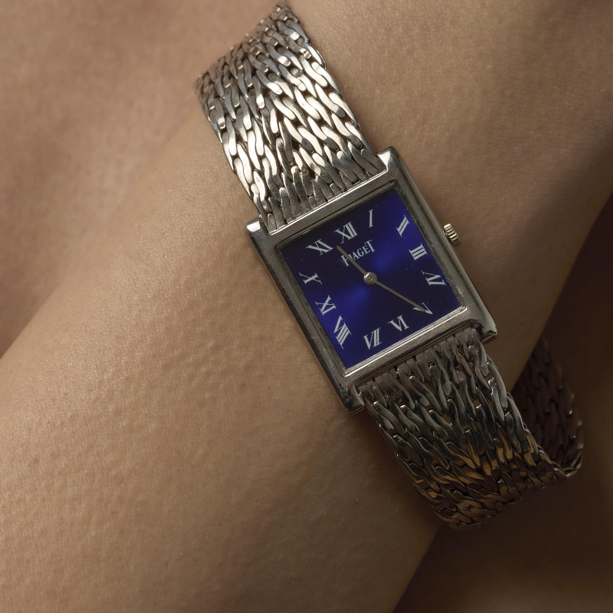Une montre Piaget vintage raffinée en or blanc 18 carats, présentant un design élégant et un mouvement manuel précis avec toutes les marques de Piaget pour une sophistication intemporelle.