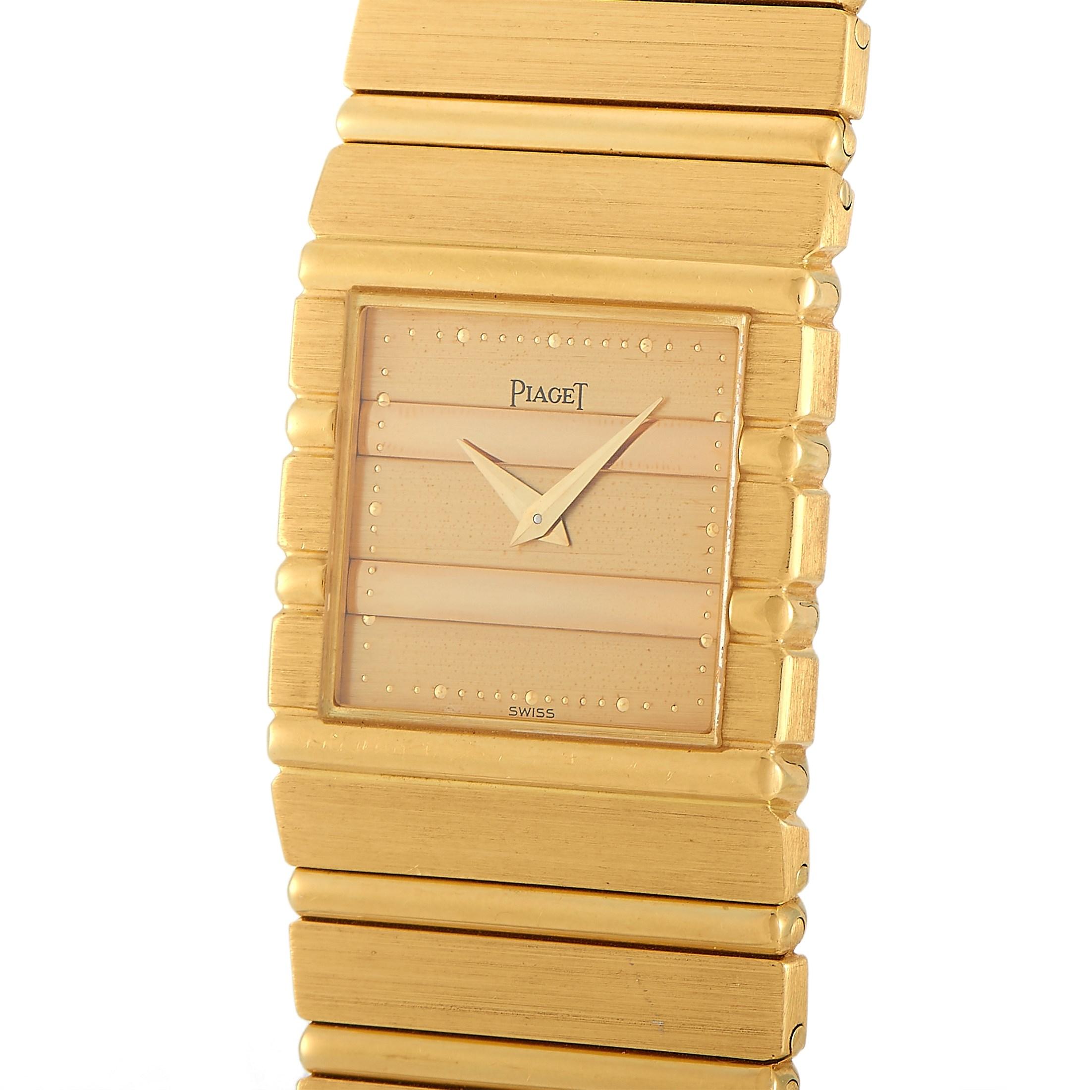 La montre Piaget Polo, numéro de référence 7131-C701, est un modèle épuré et simpliste qui prouve que le luxe est le plus impressionnant lorsqu'il est discret. Fabriqué en or jaune 18 carats, il possède une finition lustrée qui impressionne à